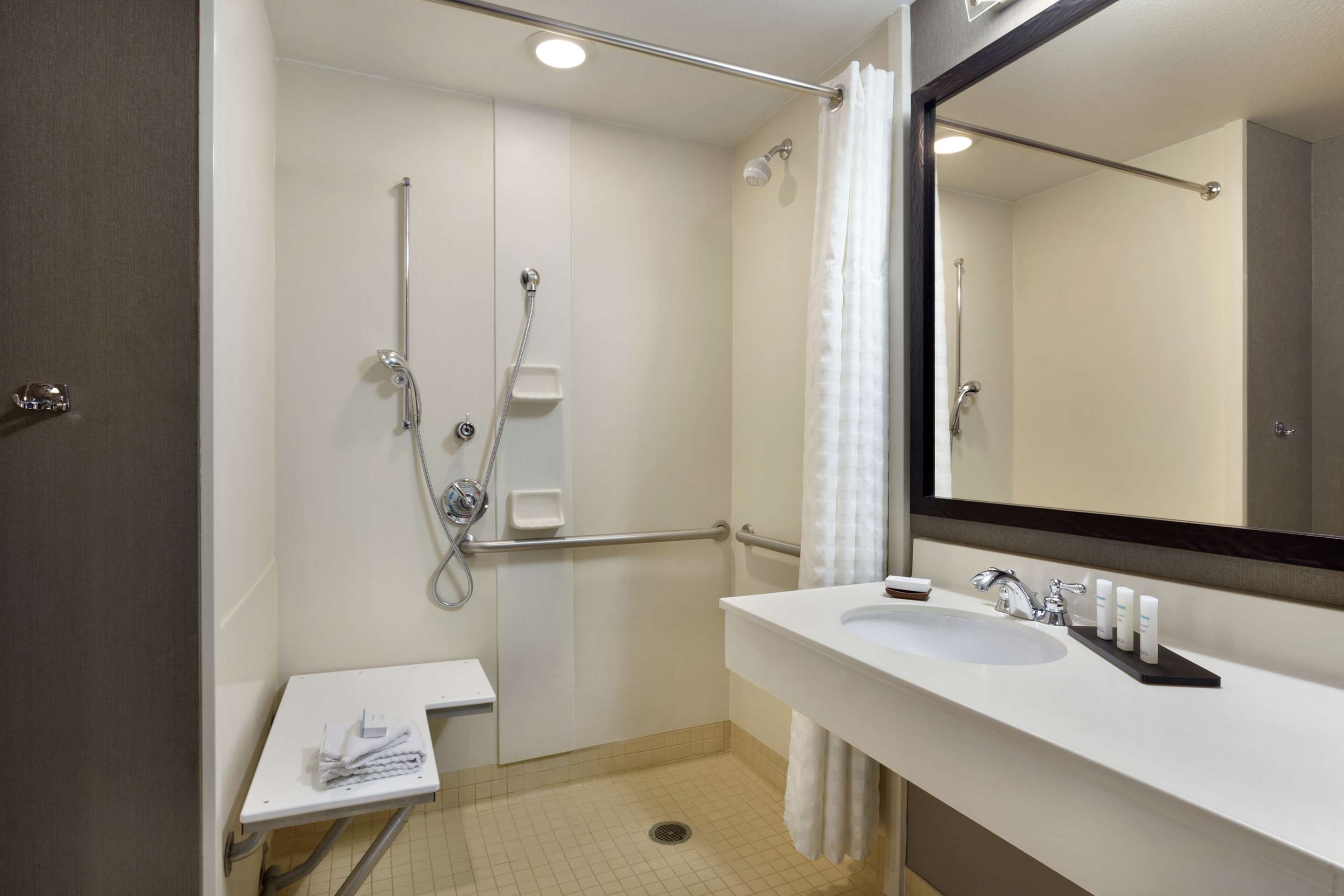 Guest room bath