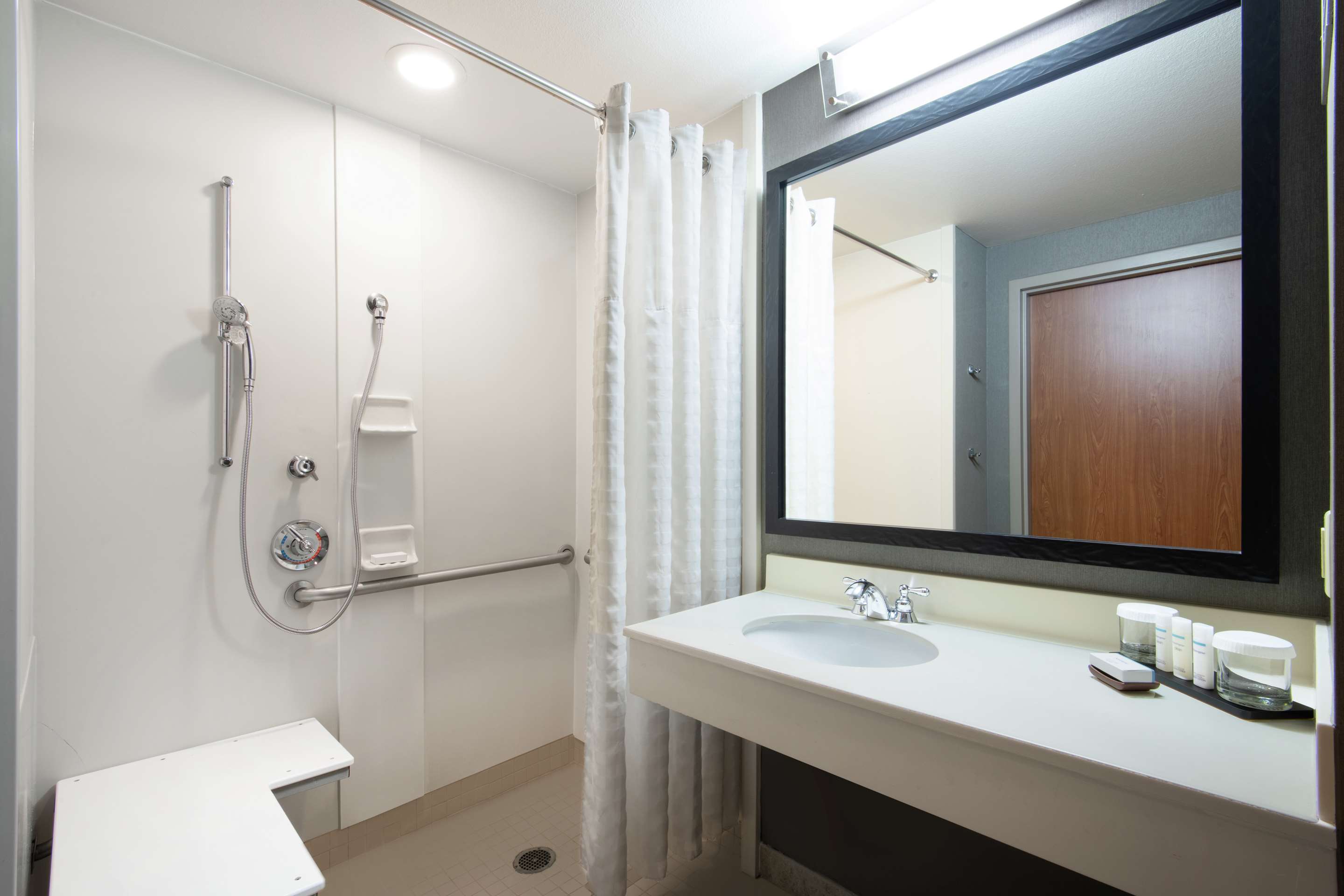 Guest room bath