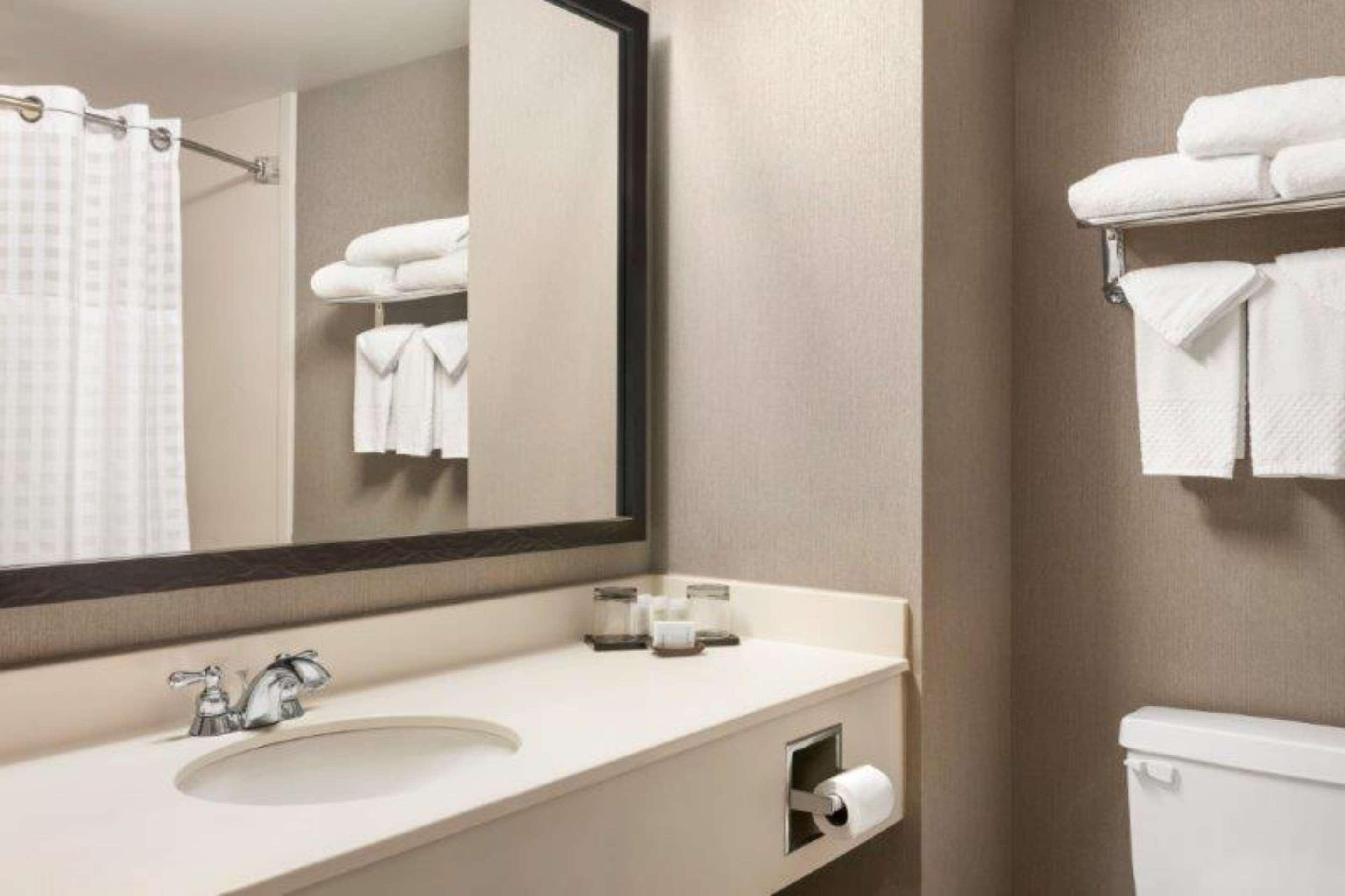 Guest room bath