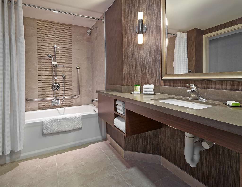 DoubleTree by Hilton Hotel West Edmonton Room Type - 1 KING 1 BDRM ACC BATHTUB
