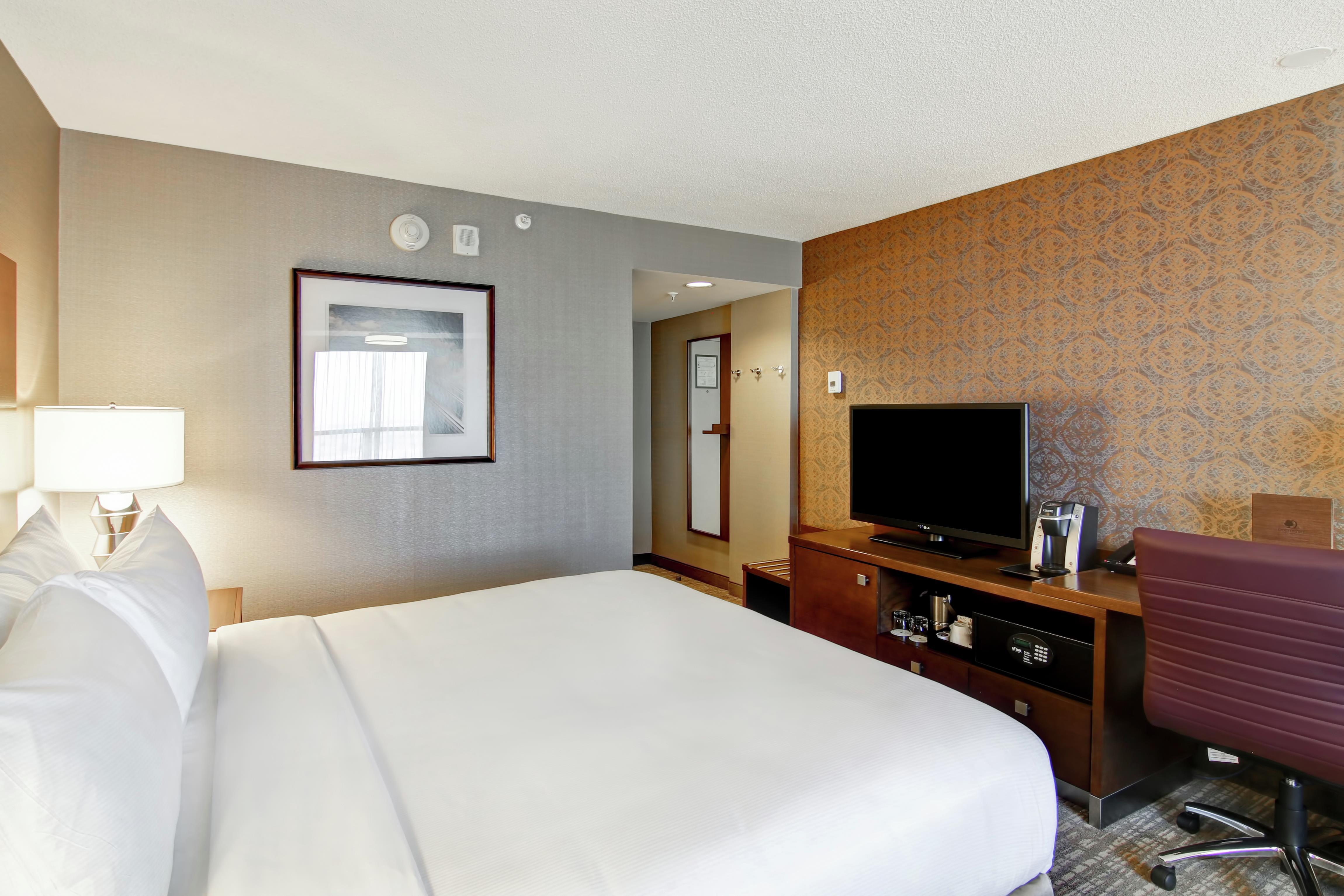DoubleTree by Hilton Hotel West Edmonton Room Type - 1 KING NONSMOKING