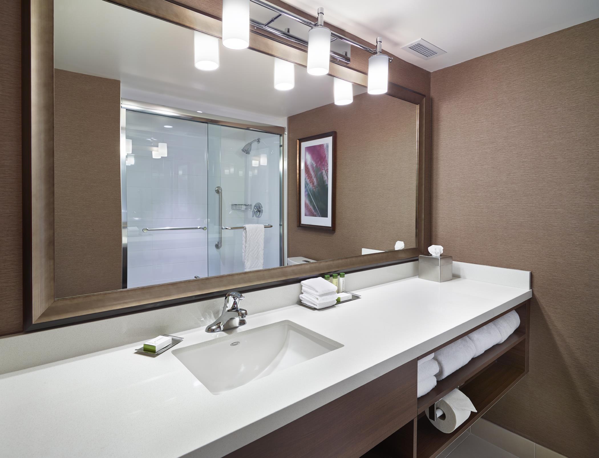 DoubleTree by Hilton Hotel West Edmonton Room Type - 1 KING BI-LEVEL NONSMOK