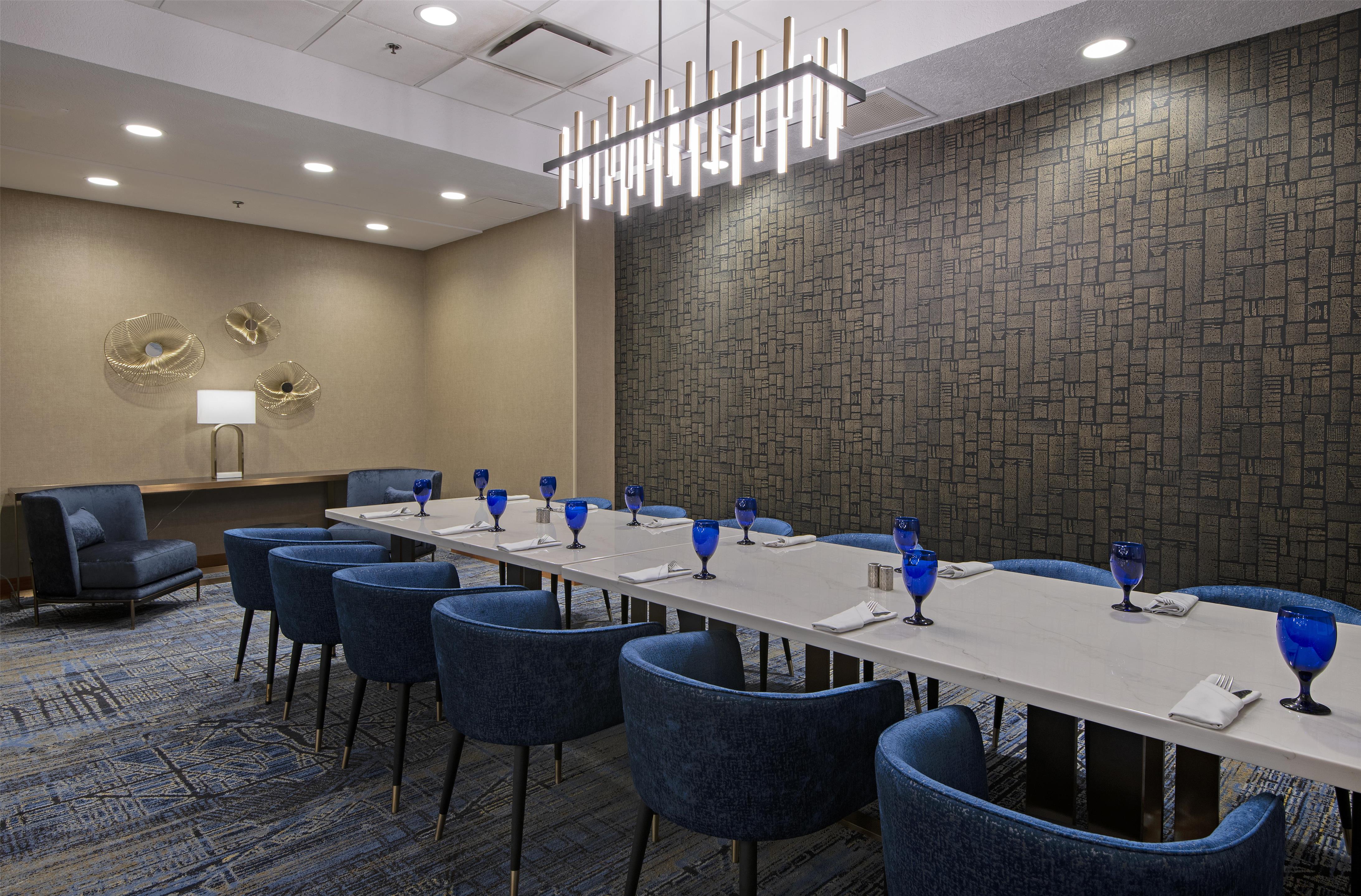 Restaurant | DoubleTree by Hilton Hotel West Edmonton