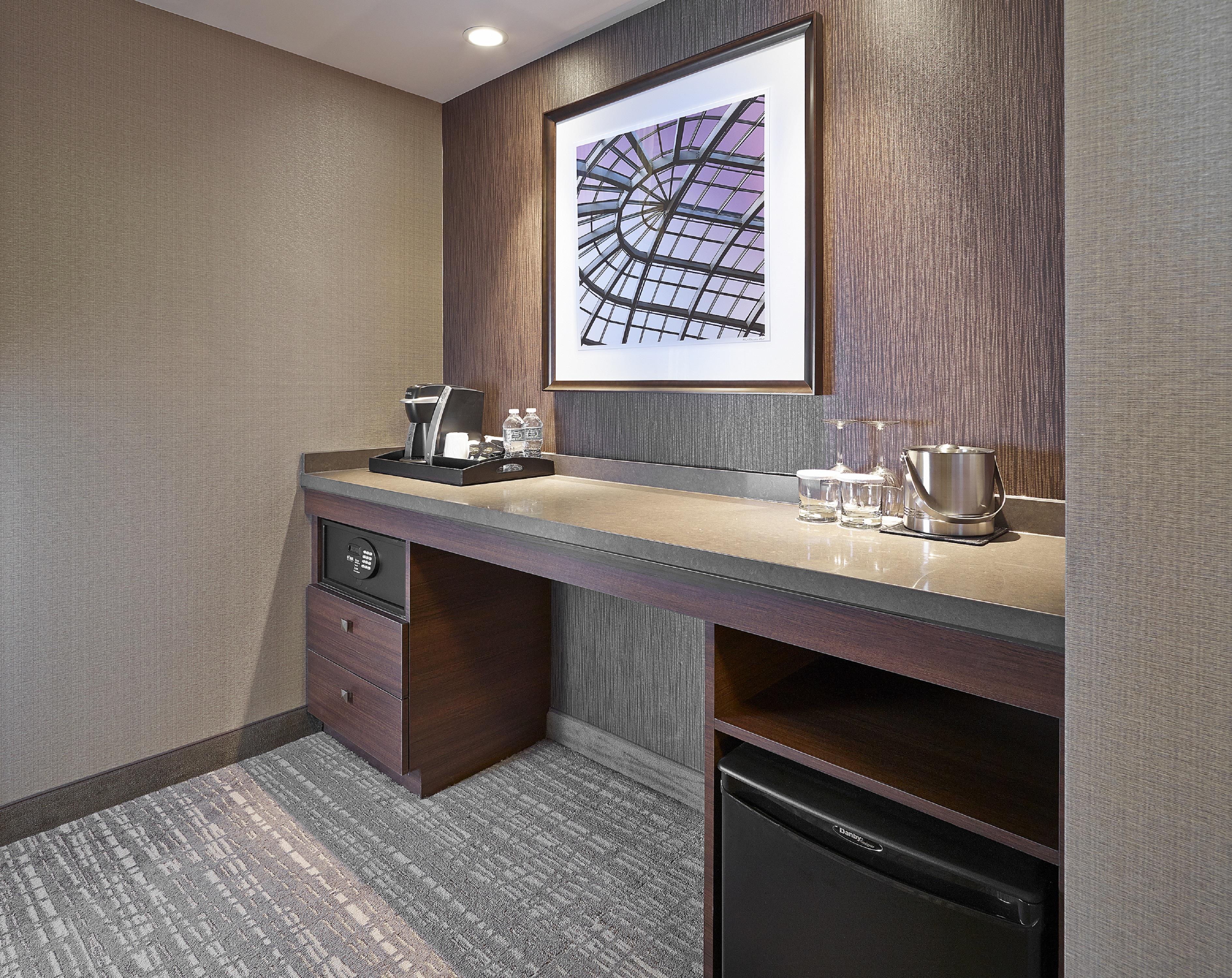 DoubleTree by Hilton Hotel West Edmonton Room Type - 1 KING 1 BDRM ACC BATHTUB