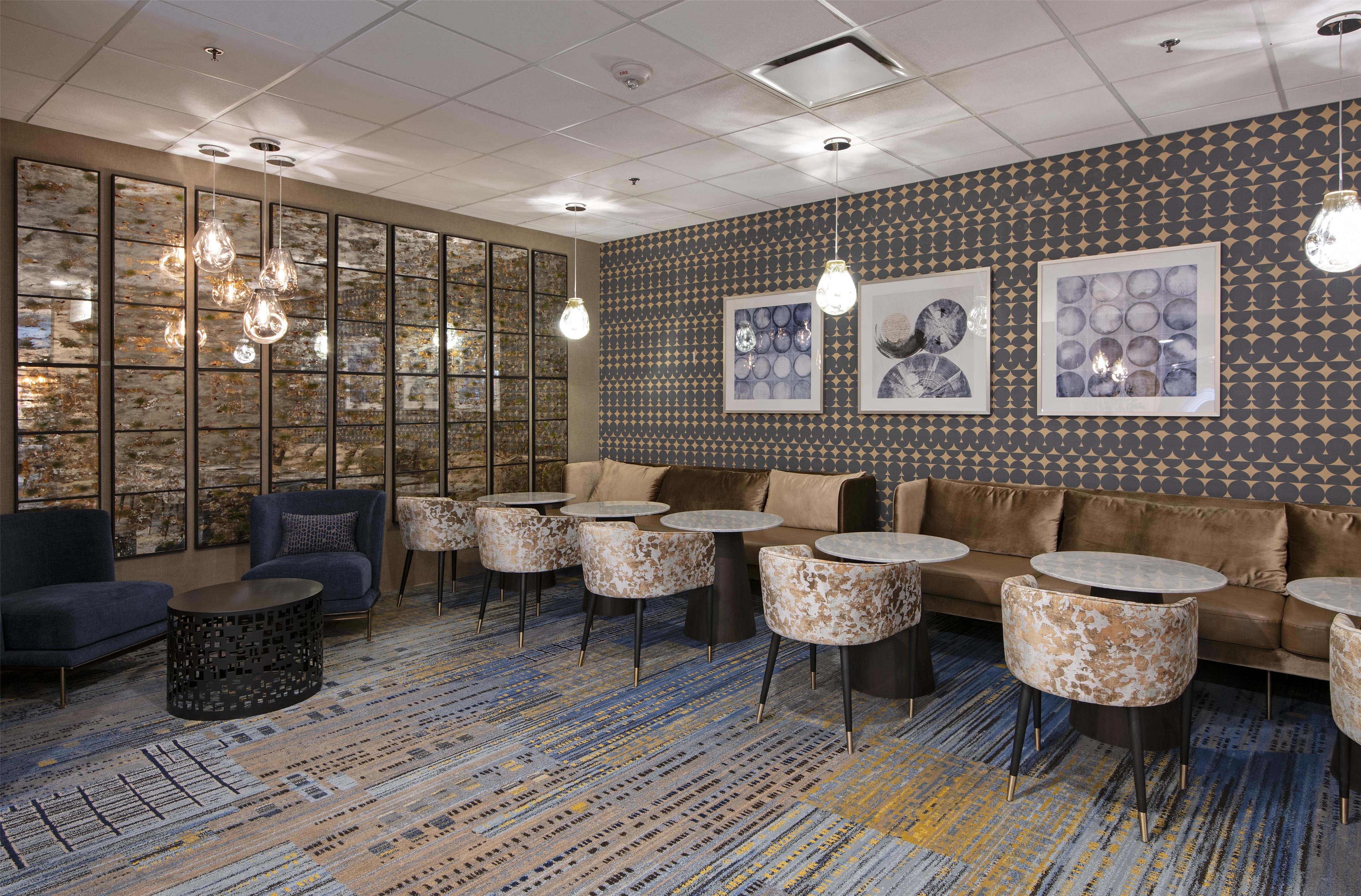 BarLounge | DoubleTree by Hilton Hotel West Edmonton
