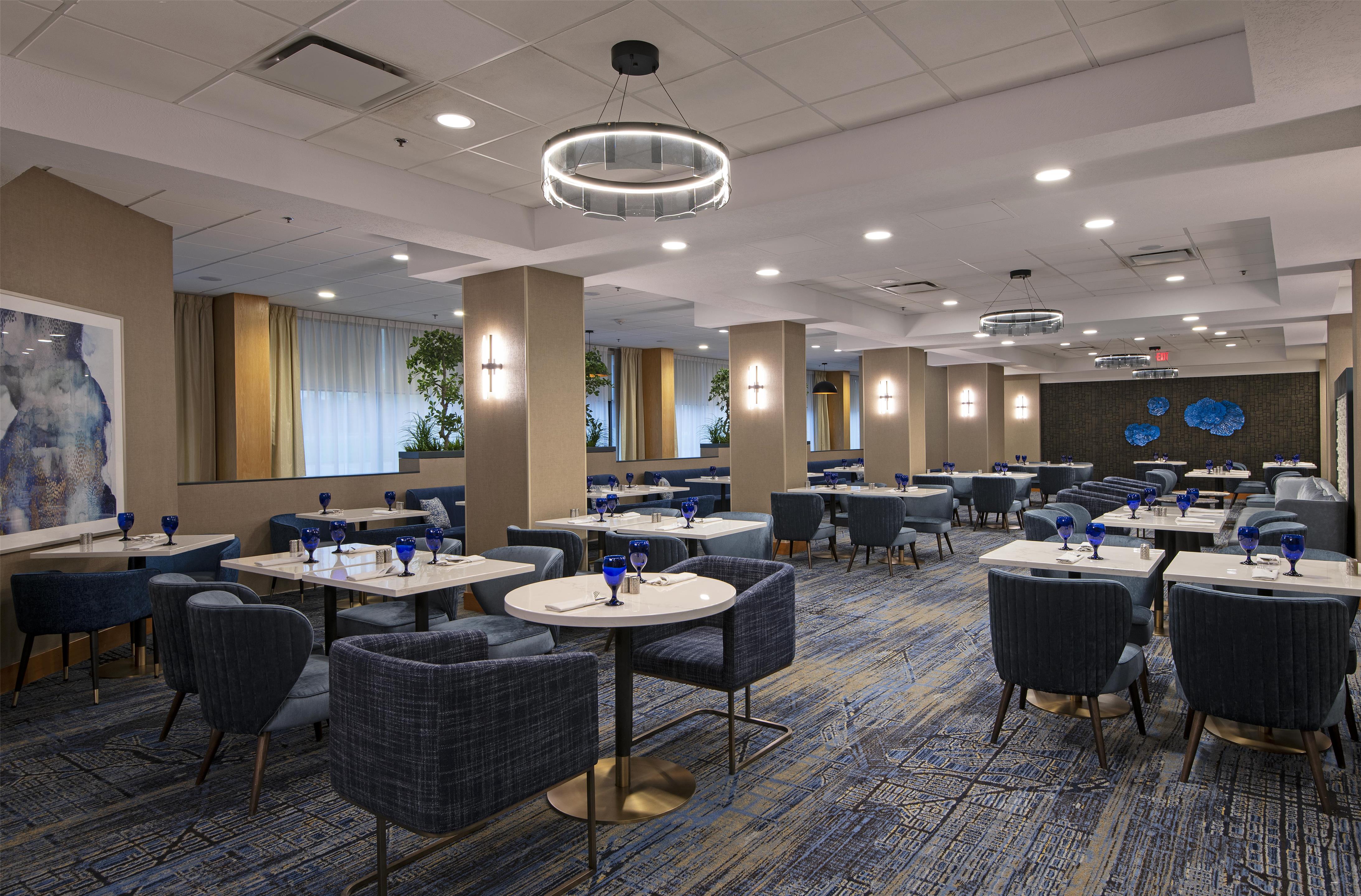 BarLounge | DoubleTree by Hilton Hotel West Edmonton