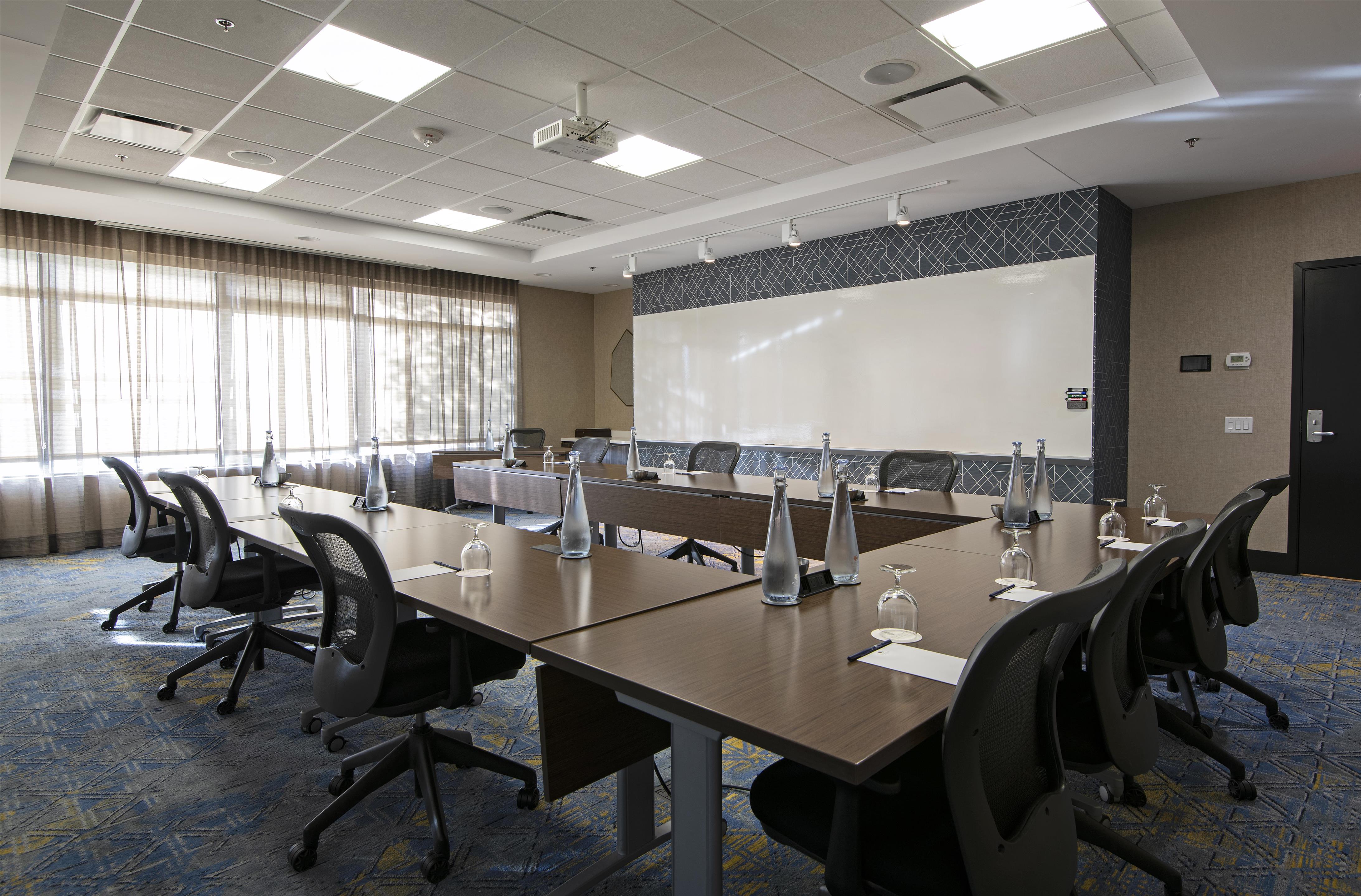 Meeting Room | DoubleTree by Hilton Hotel West Edmonton