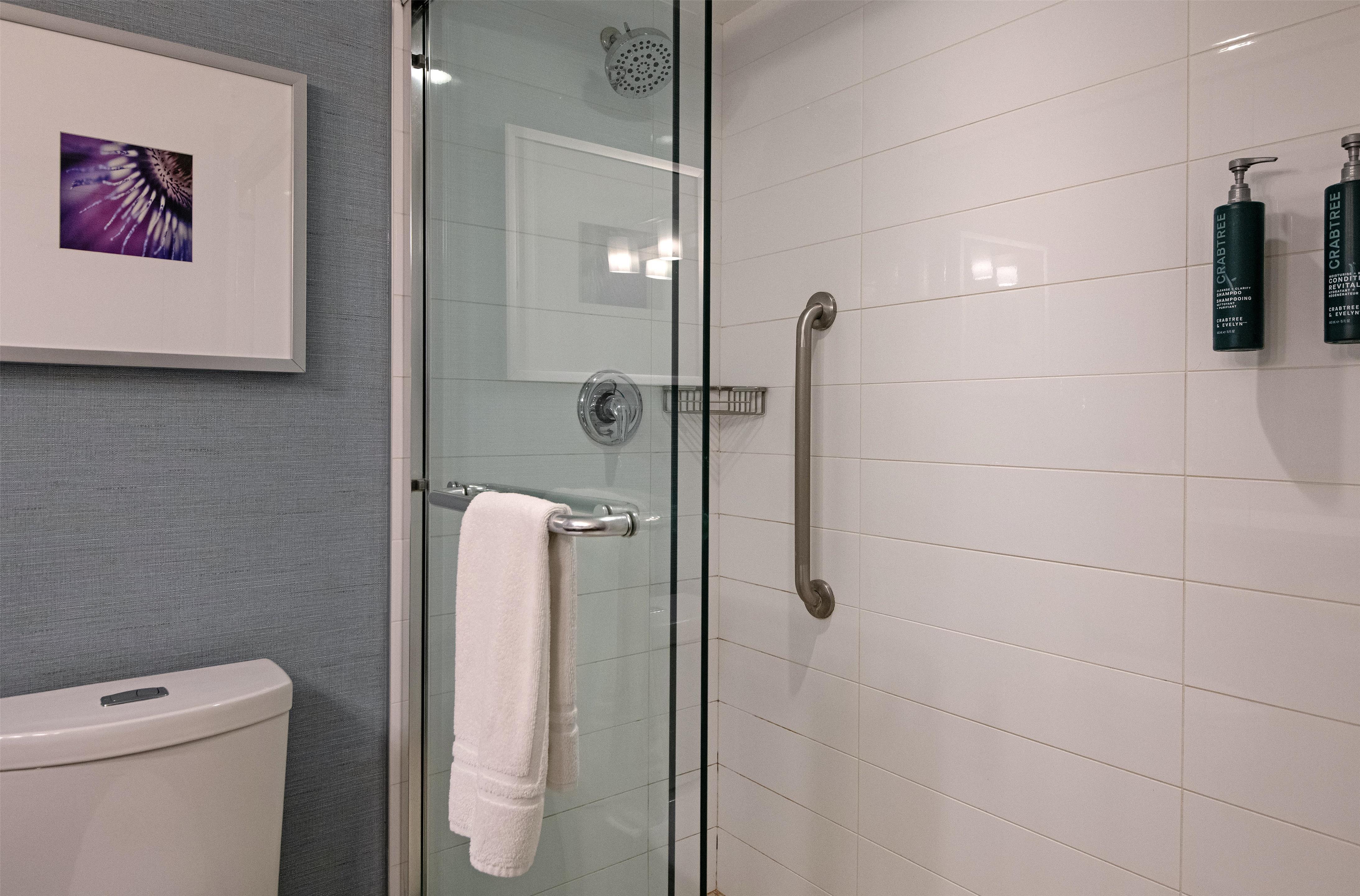 Guest room bath