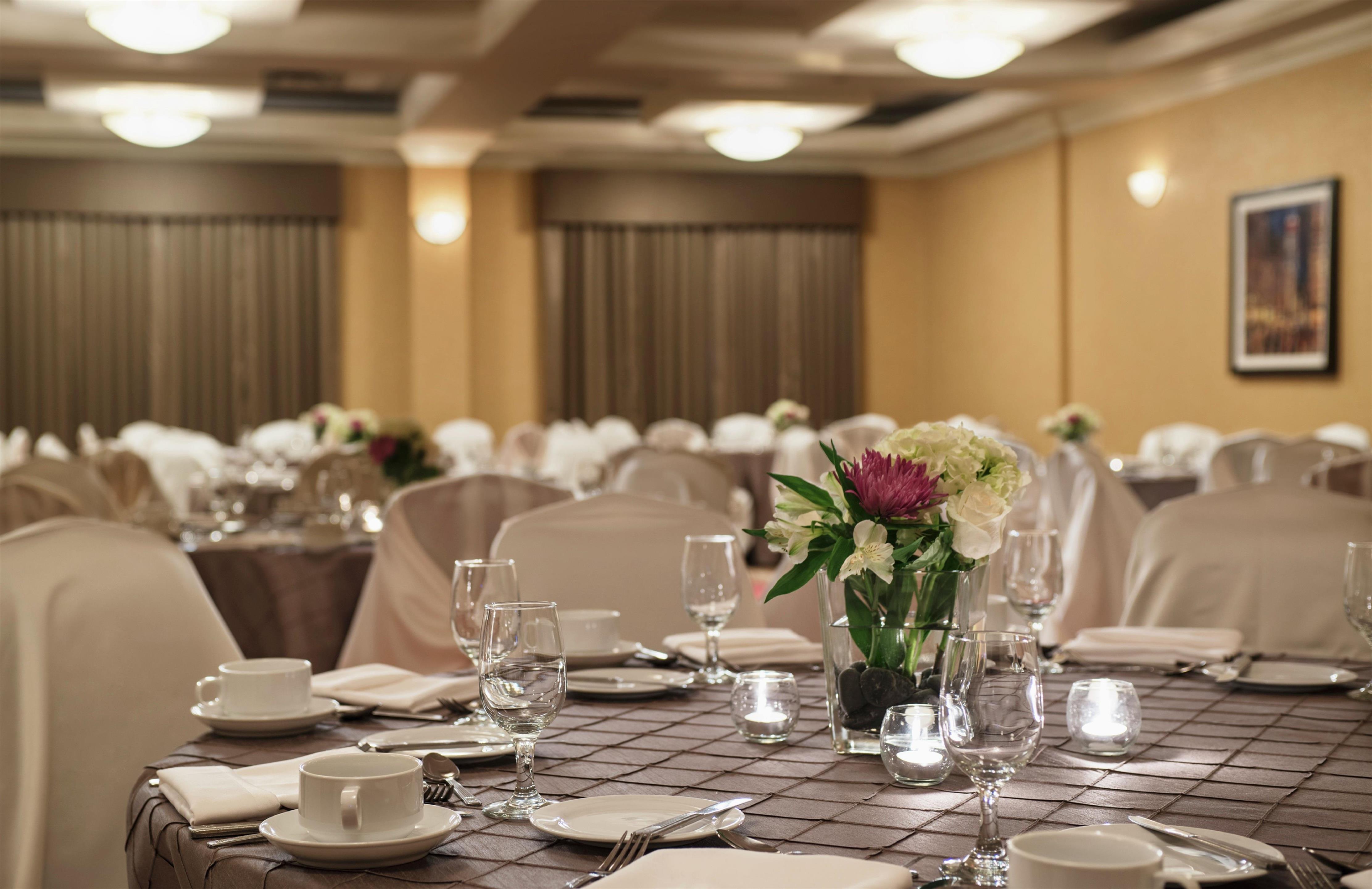 Restaurant | Hilton Garden Inn West Edmonton