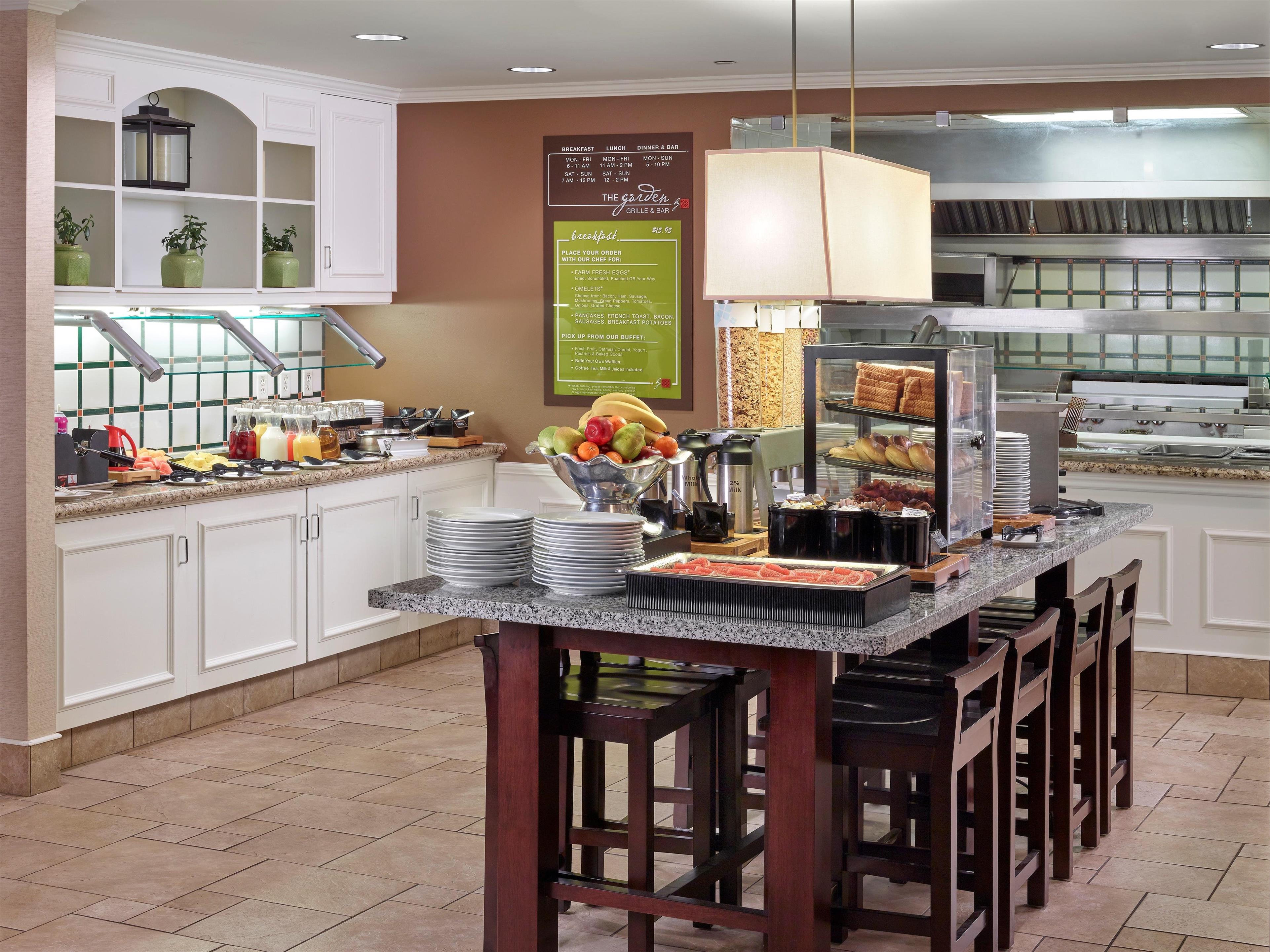 Breakfast Area | Hilton Garden Inn West Edmonton
