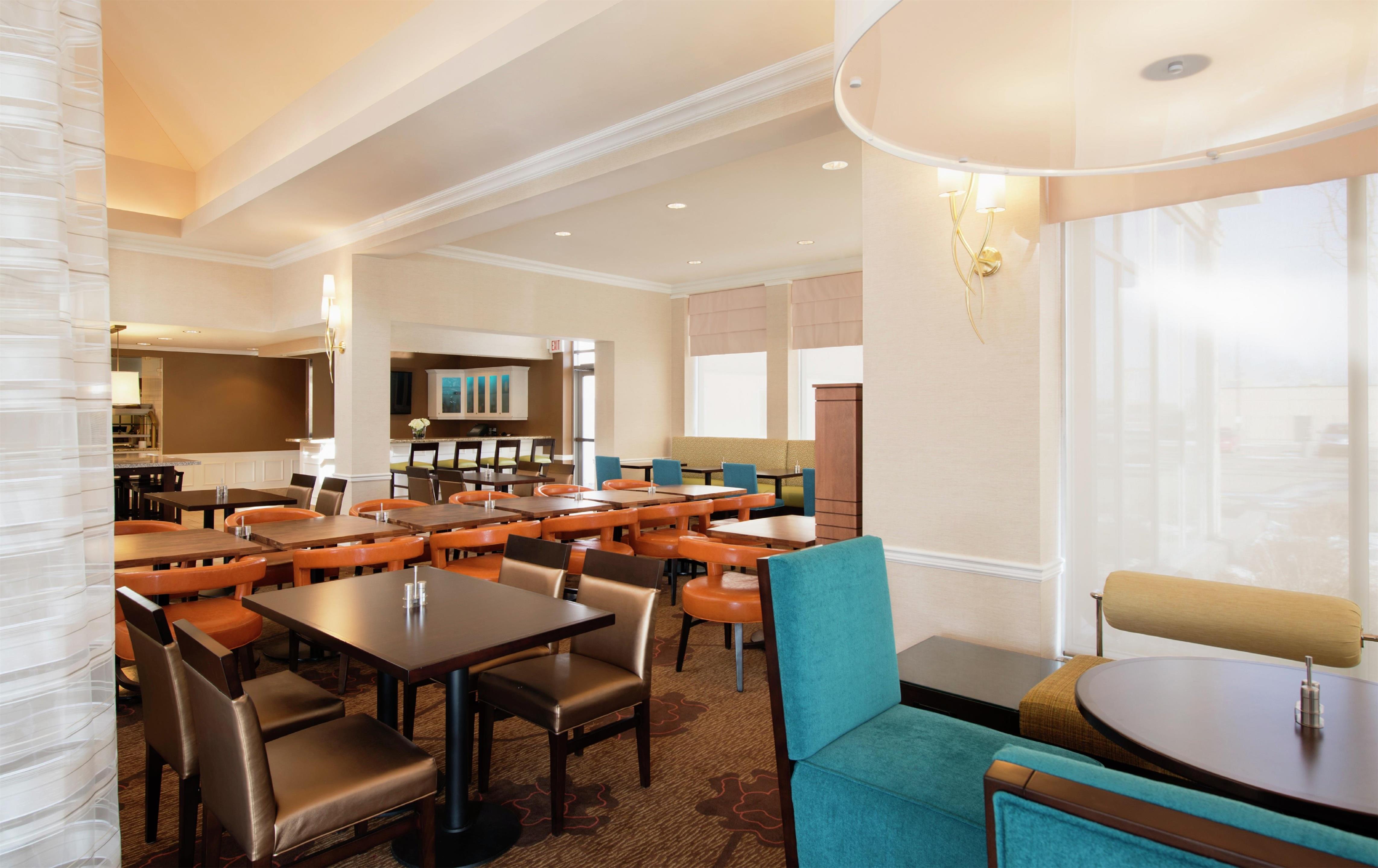 Restaurant | Hilton Garden Inn West Edmonton