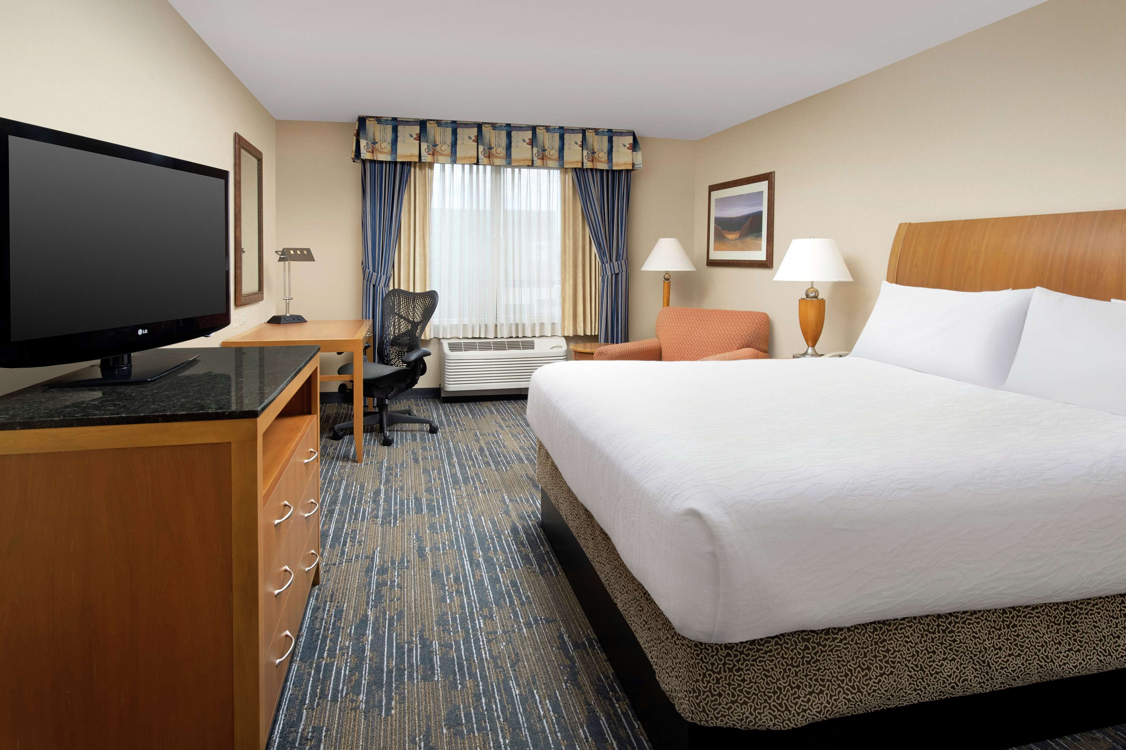Hilton Garden Inn Yakima Room Type - 1 KING W DRINKS-SNACKS