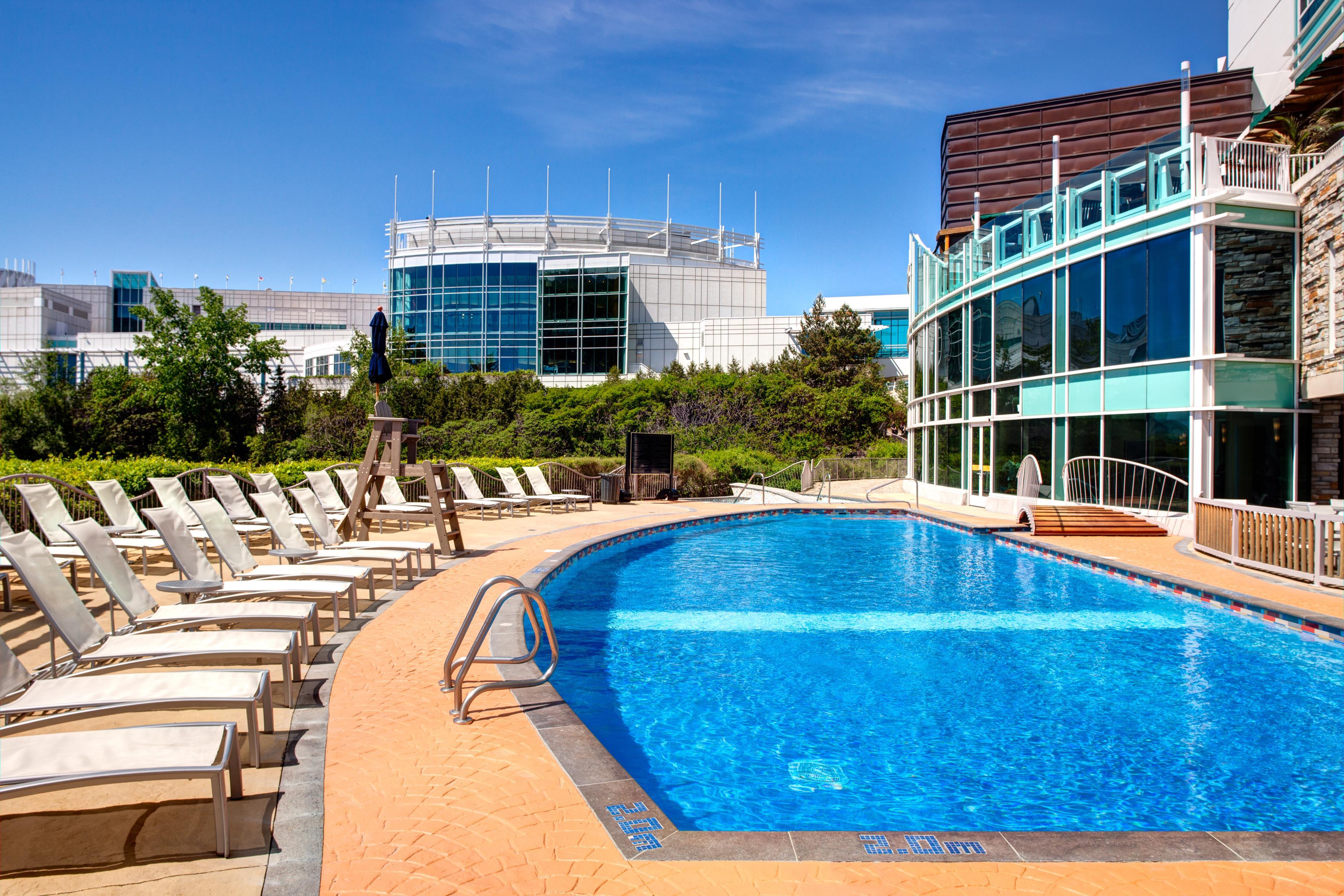 Pool | Hilton Lac Leamy