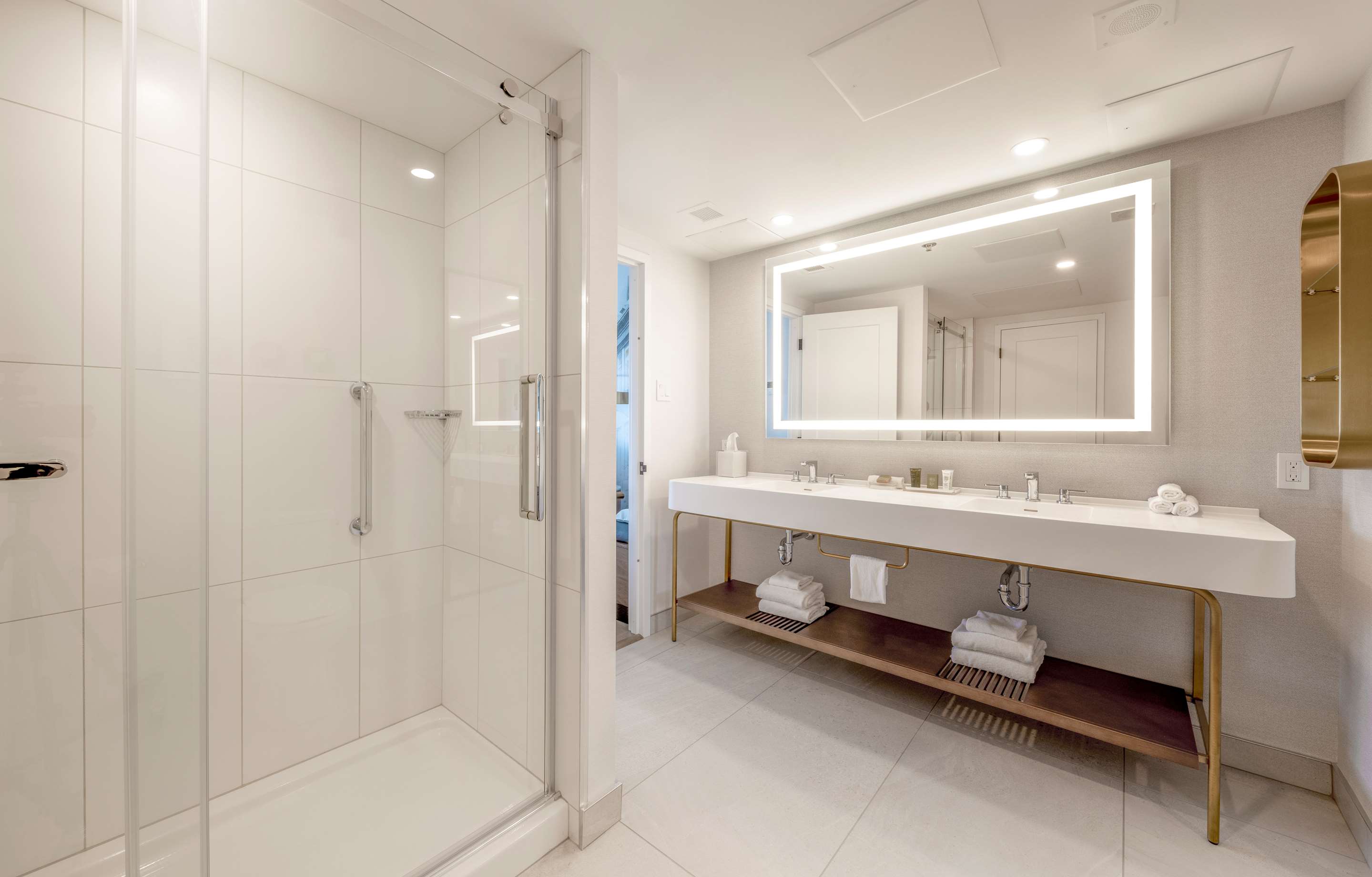 Guest room bath