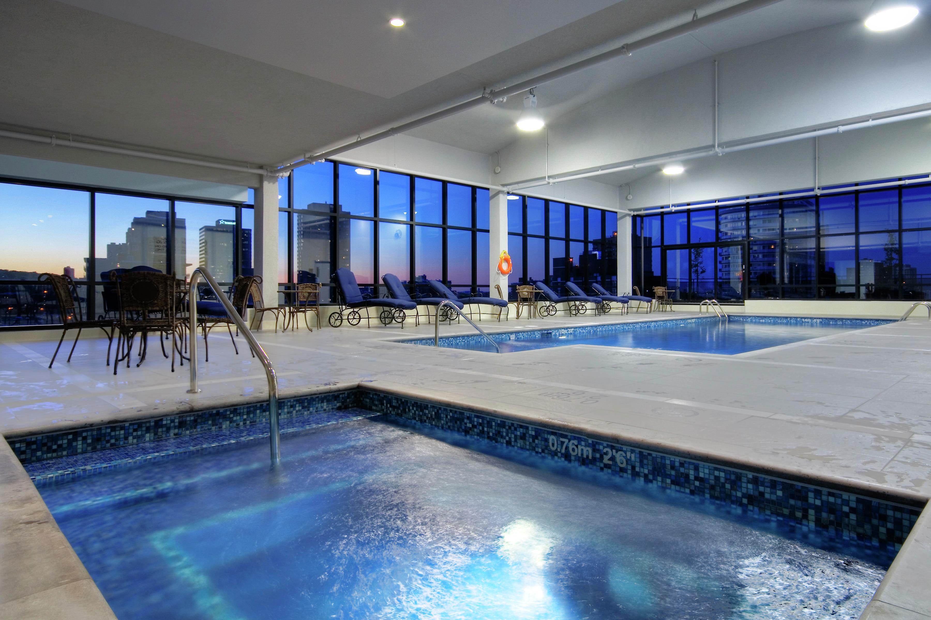 Pool | Hilton Garden Inn Montreal Centre-Ville