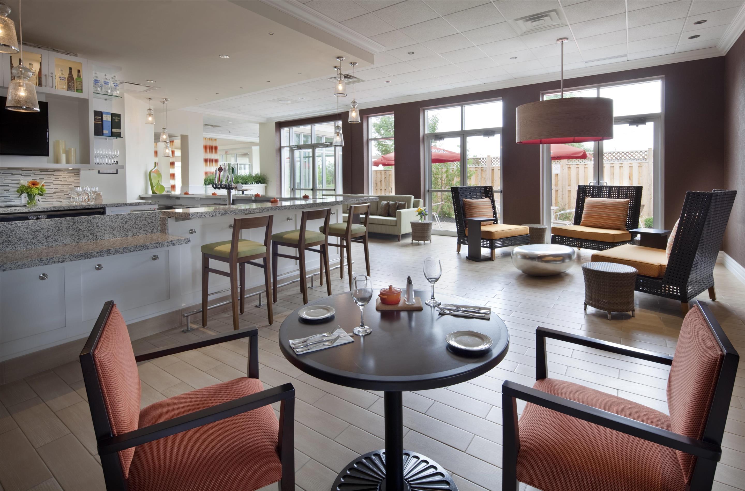 Restaurant | Hilton Garden Inn Montreal Airport, Quebec