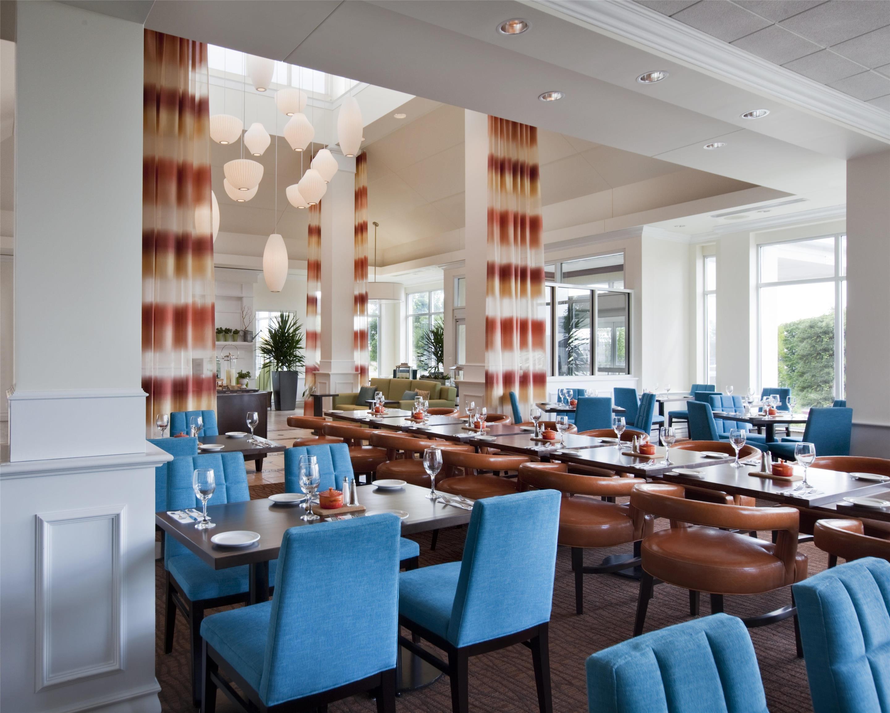 Restaurant | Hilton Garden Inn Montreal Airport, Quebec