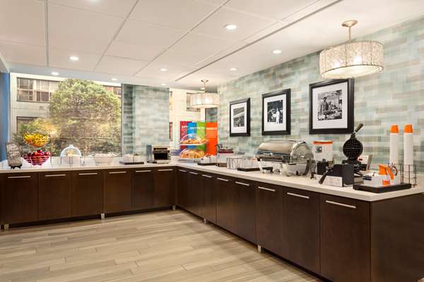 Restaurant - Hampton Inn & Suites Vancouver