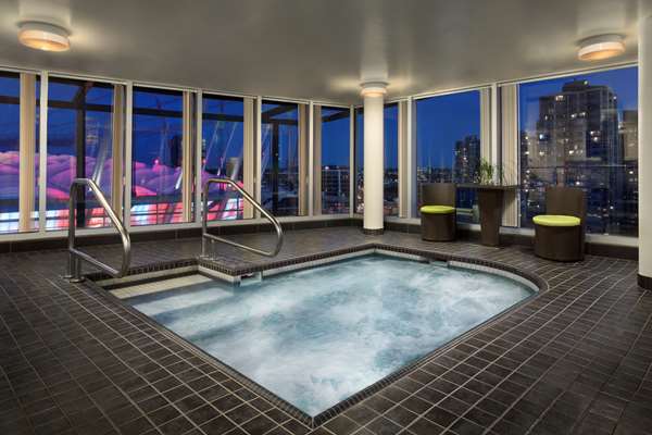 Pool - Hampton Inn & Suites Vancouver