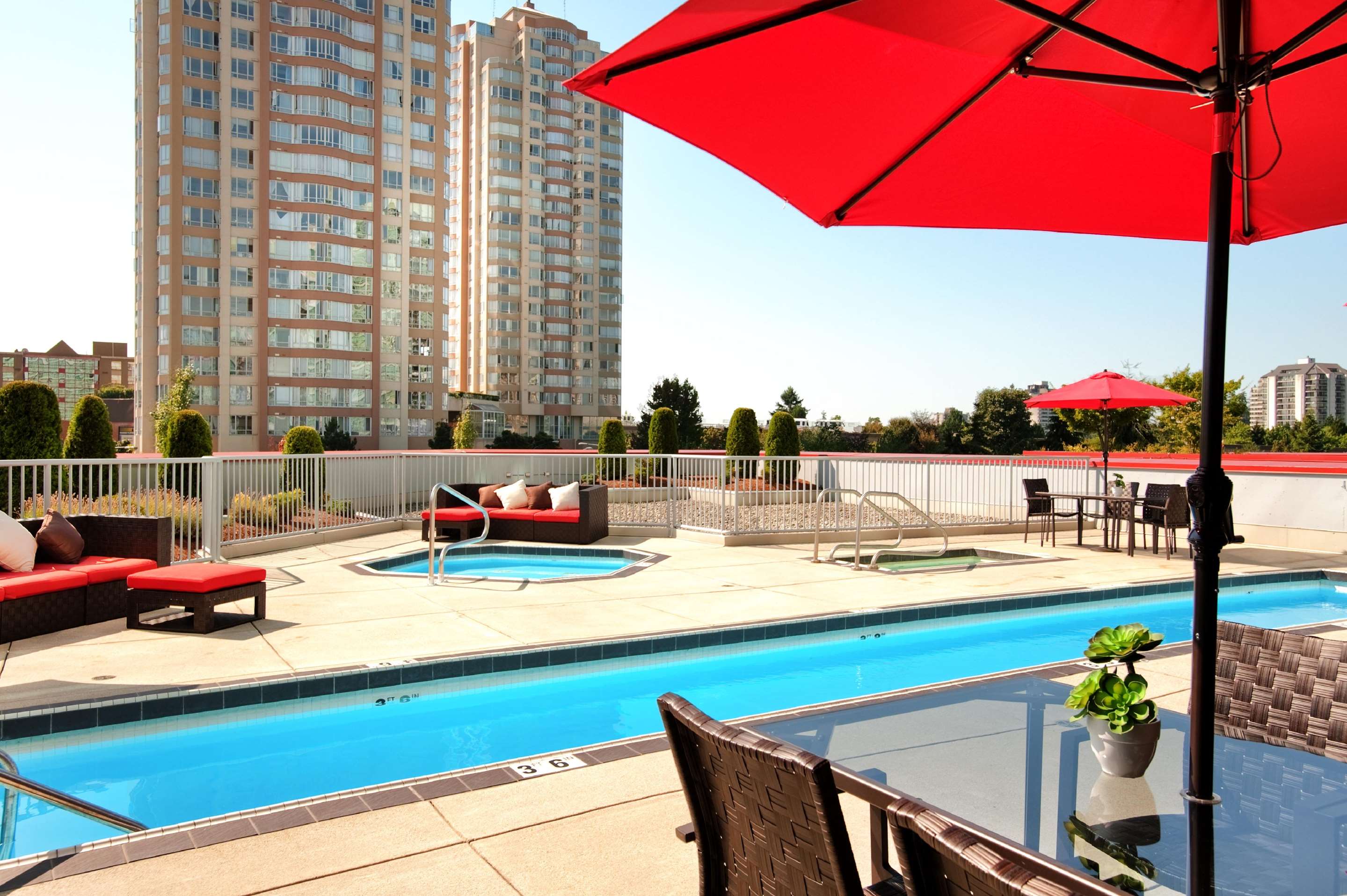 Pool | Hilton Vancouver Metrotown