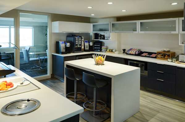  - Hilton Suites Winnipeg Airport