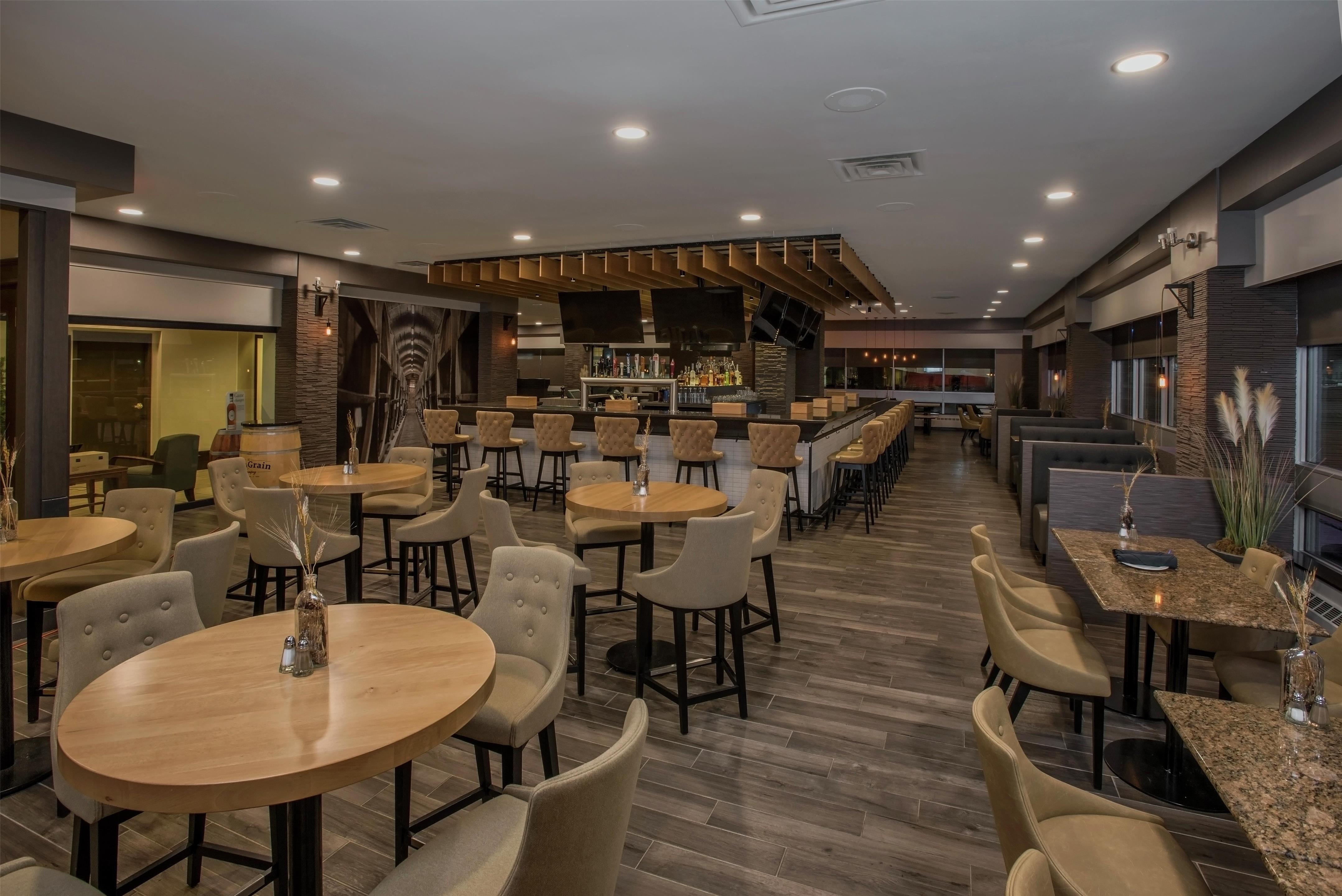 Restaurant | Hilton Winnipeg Airport Suites
