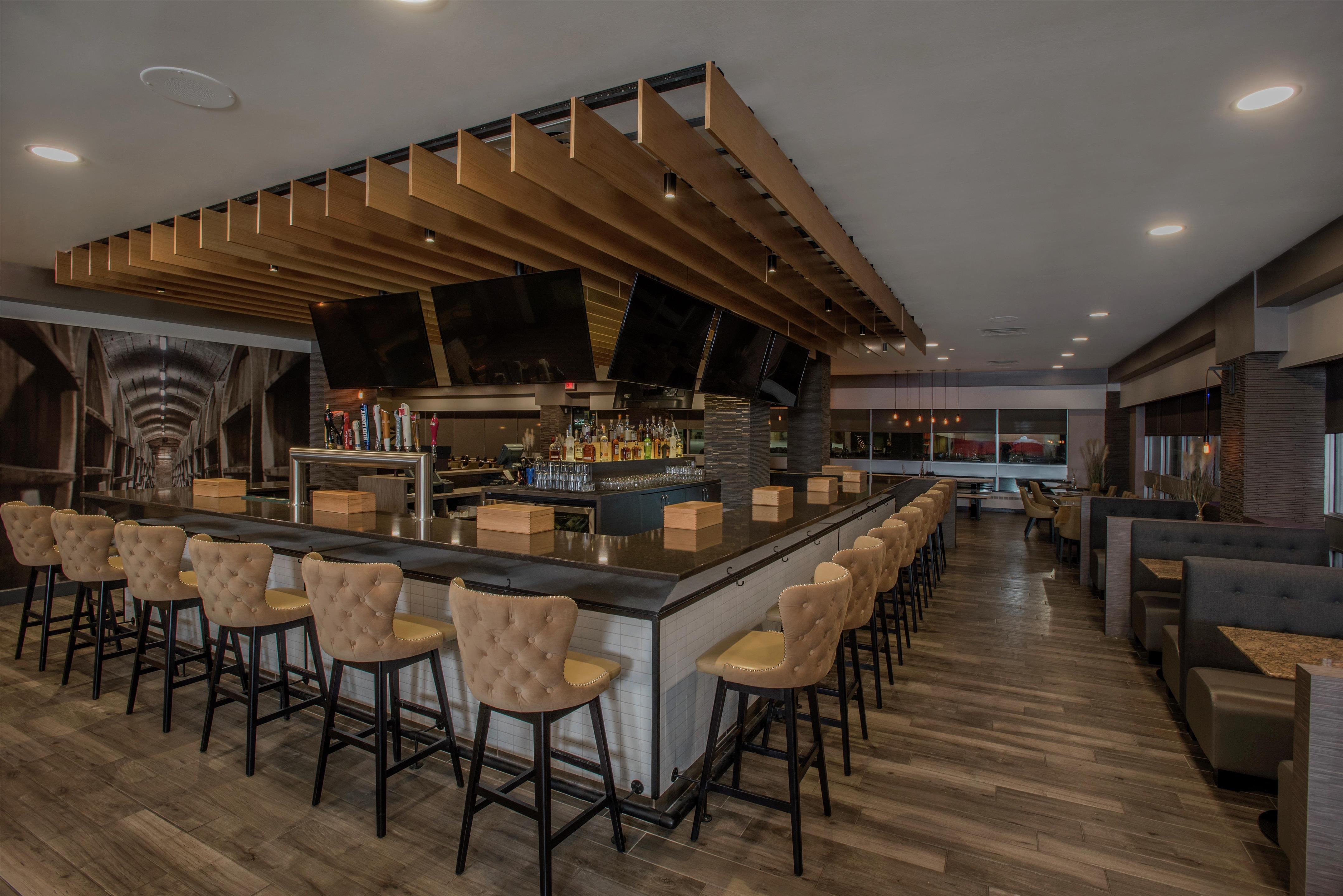 Restaurant | Hilton Winnipeg Airport Suites
