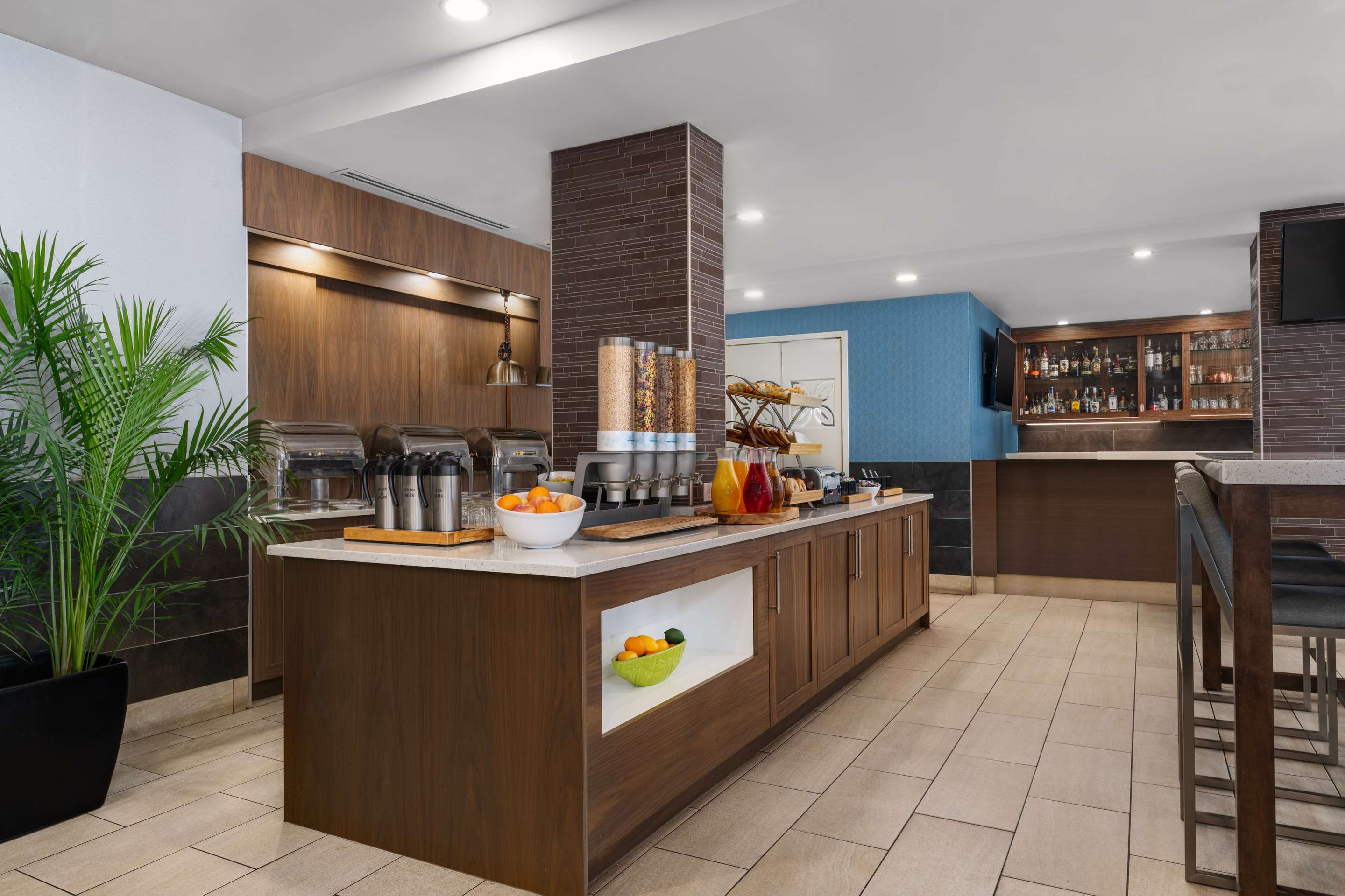 Breakfast Area | Hilton Garden Inn Calgary Airport