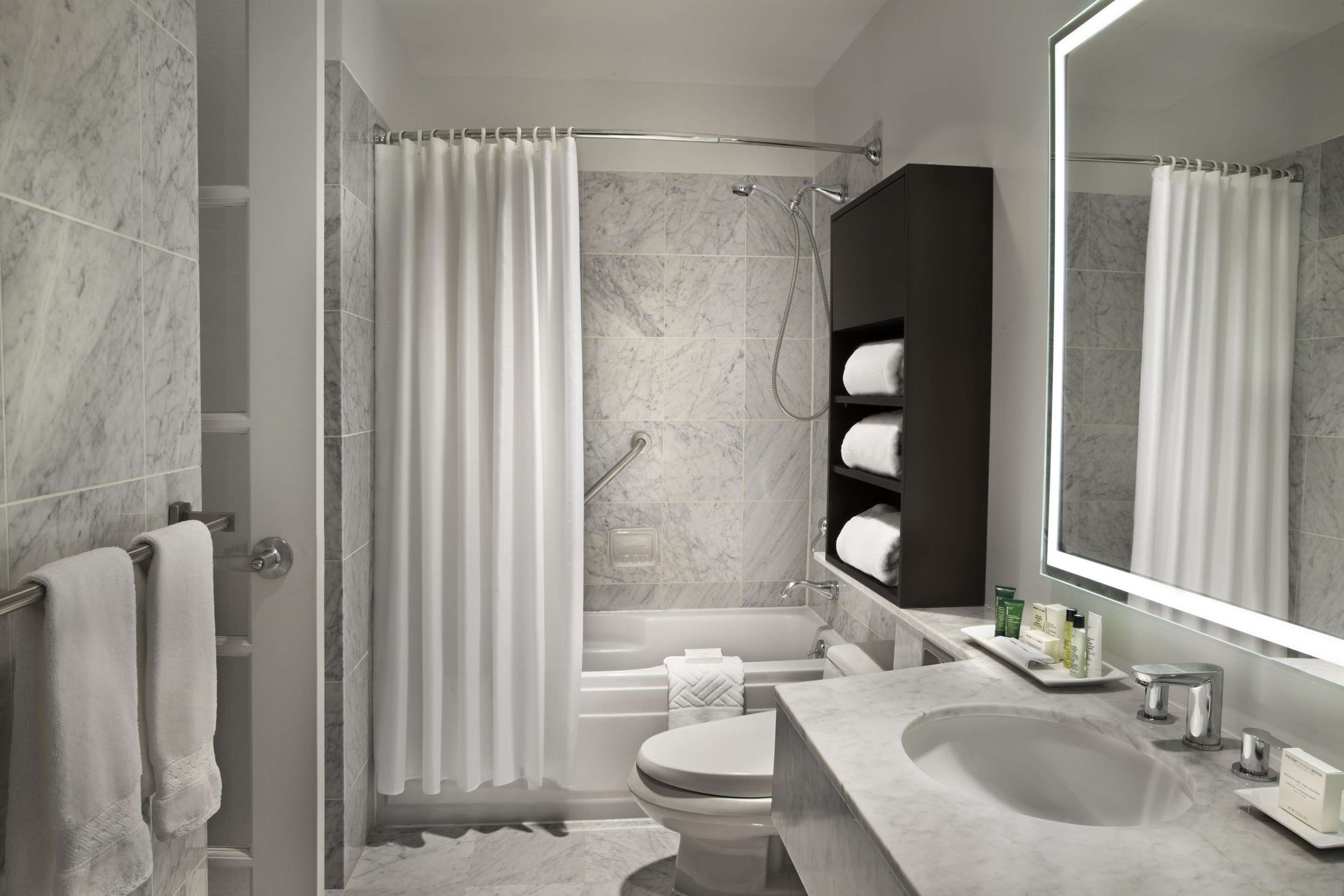 Guest room bath