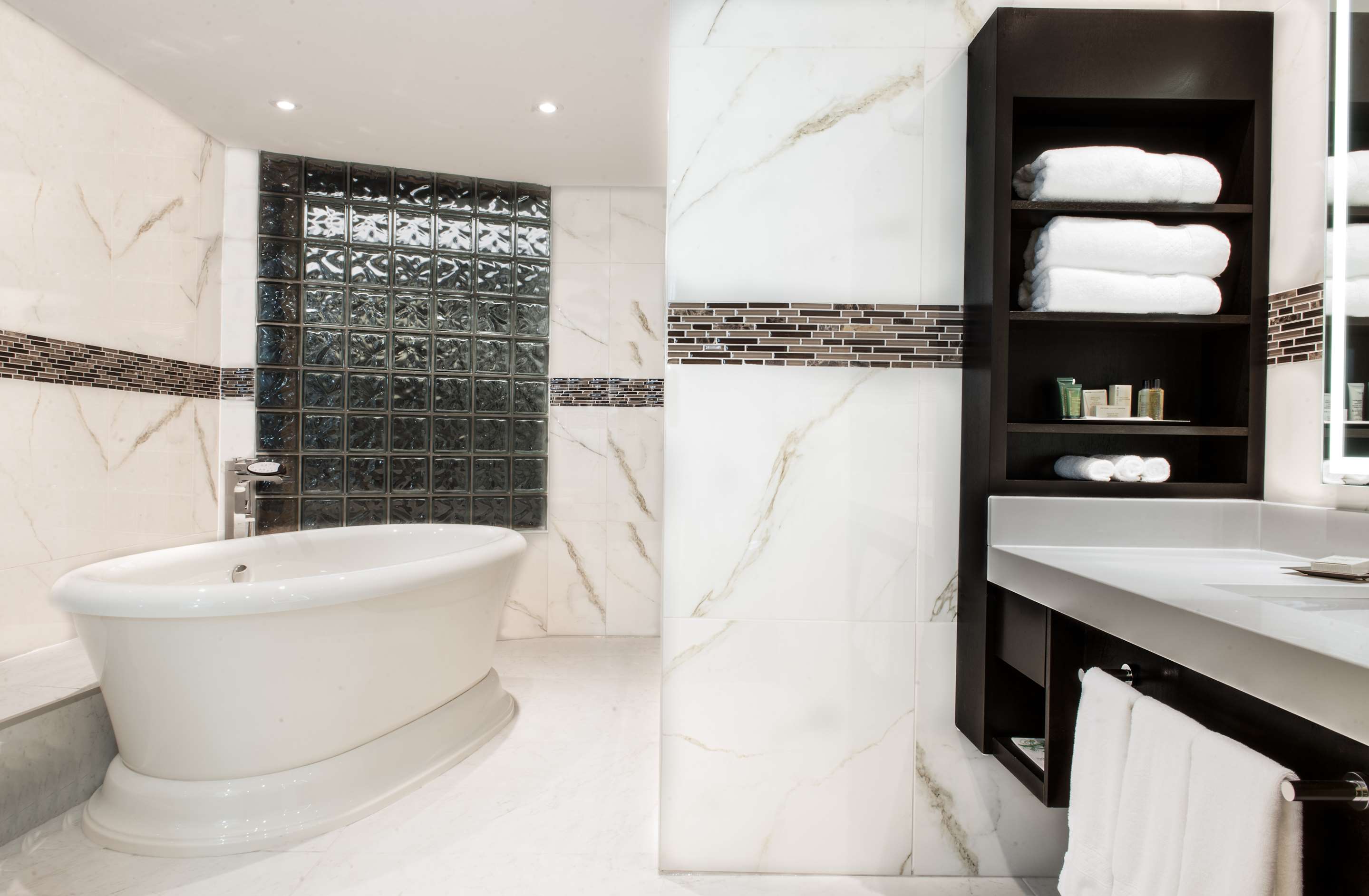 Guest room bath