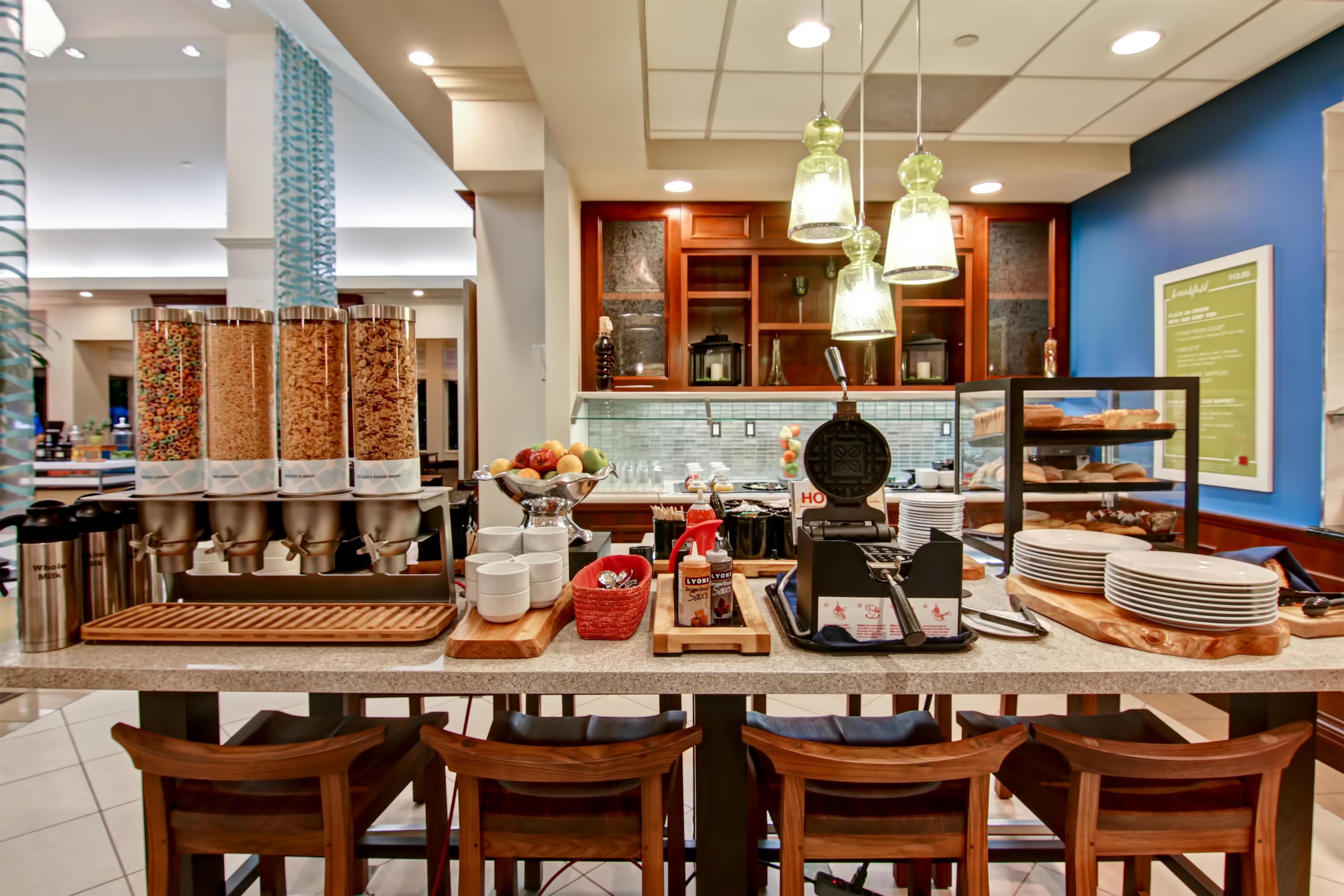 Breakfast Area | Hilton Garden Inn Toronto/Burlington