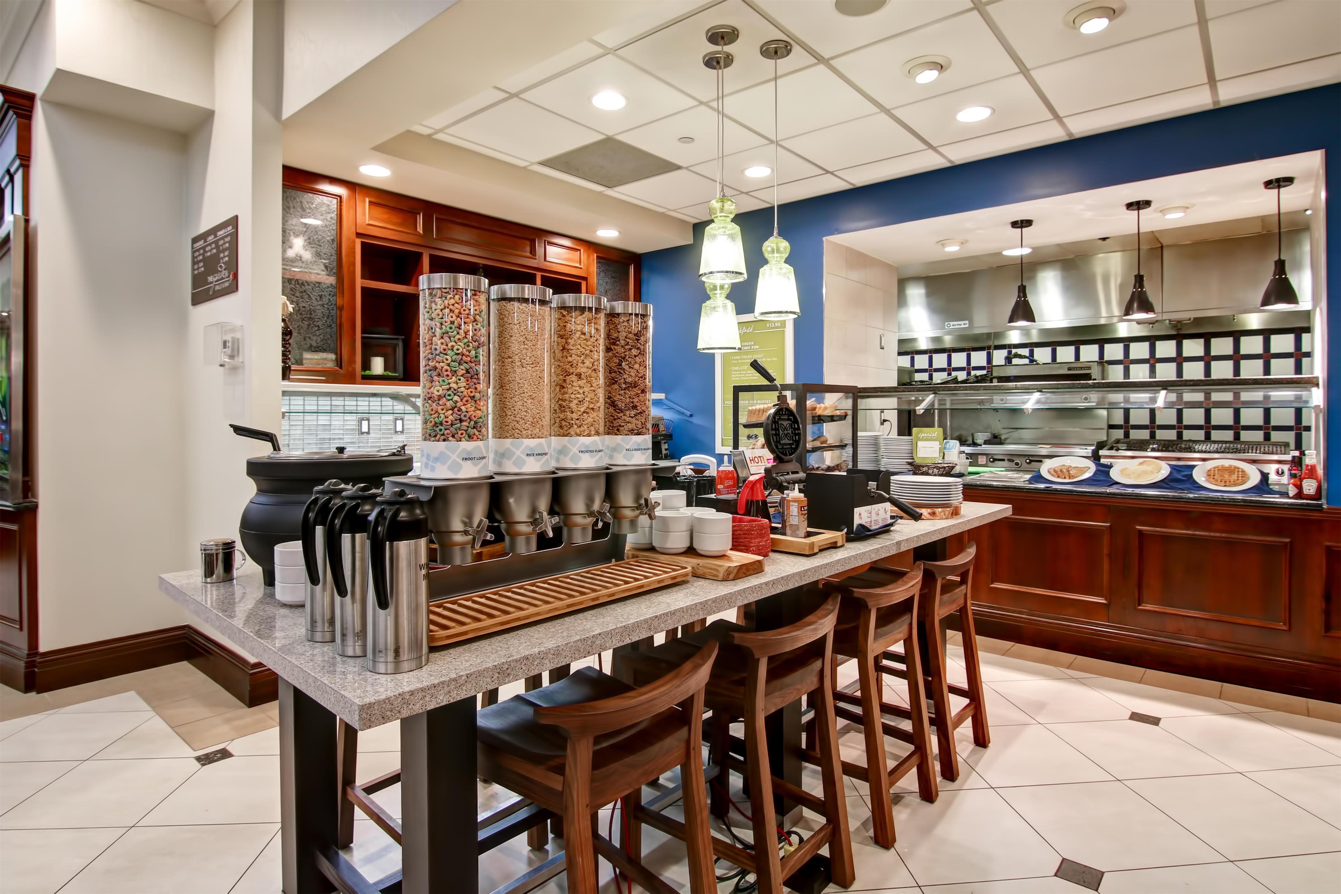Breakfast Area | Hilton Garden Inn Toronto/Burlington