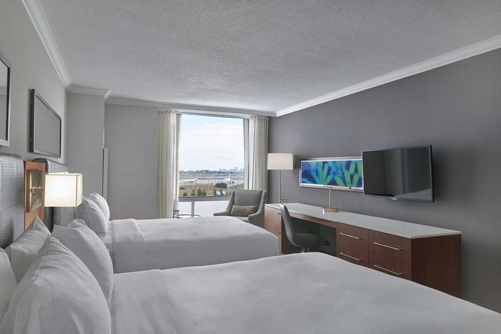 Hilton Toronto Airport Hotel & Suites Room Type - 2 QUEEN BEDS SOUTH TOWER