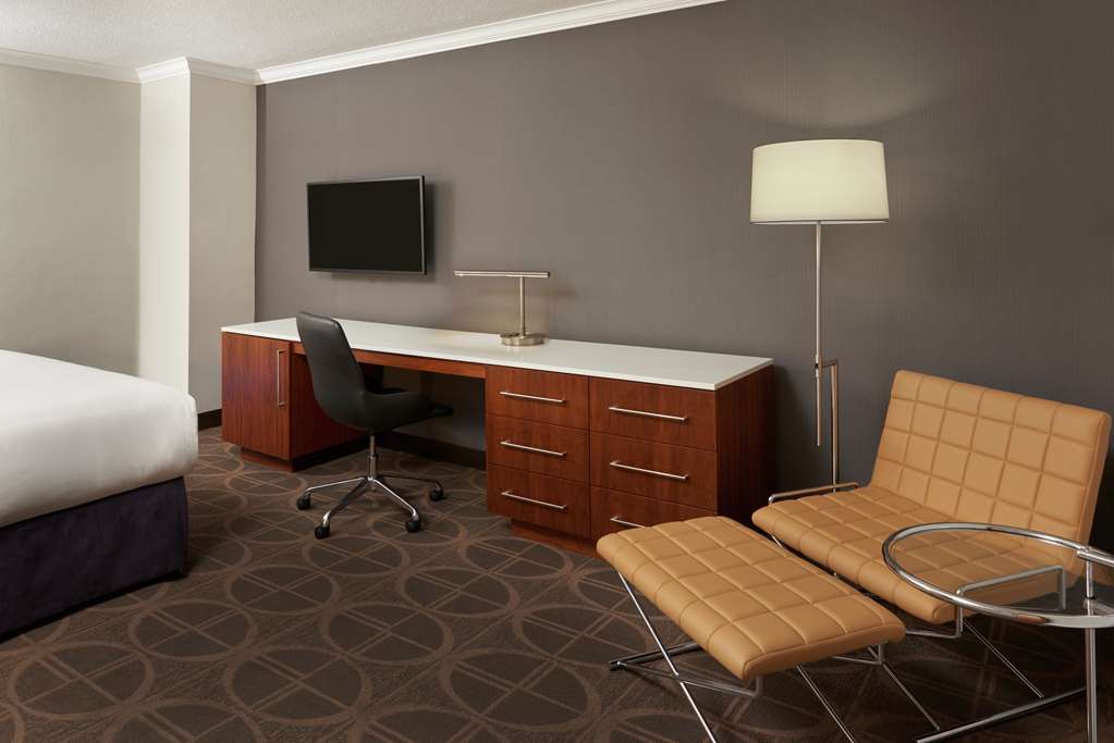 Hilton Toronto Airport Hotel & Suites Room Type - 1 KING BED SOUTH TOWER