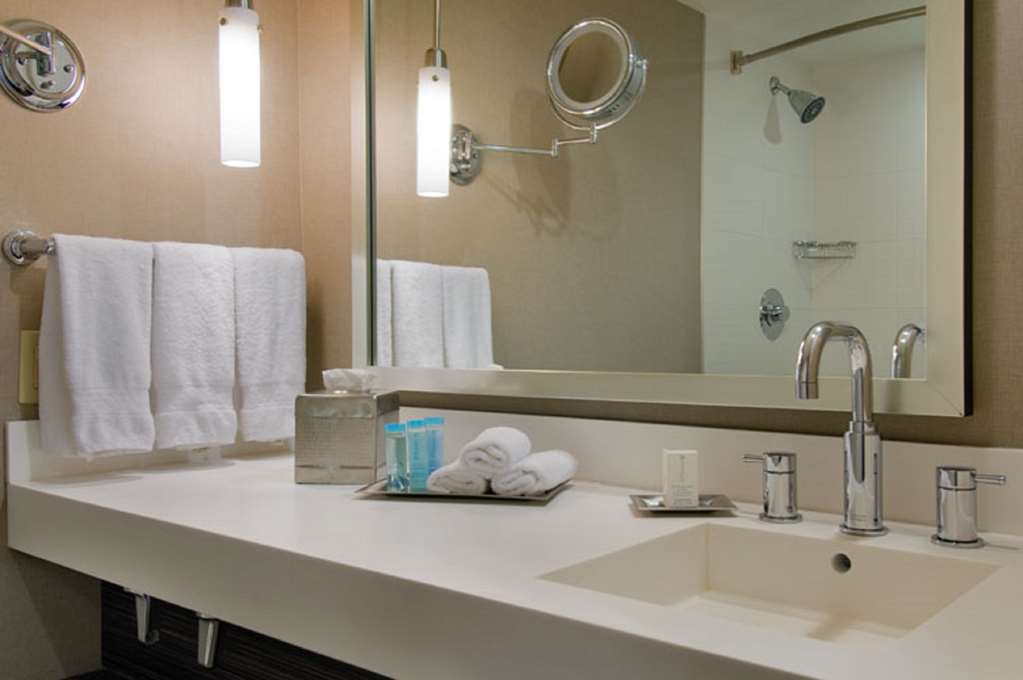 Hilton Toronto Airport Hotel & Suites Room Type - 1 KING DELUXE SUITE