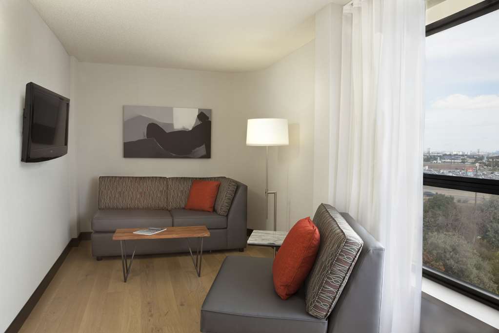 Hilton Toronto Airport Hotel & Suites Room Type - 1 KING CORNER SUITE