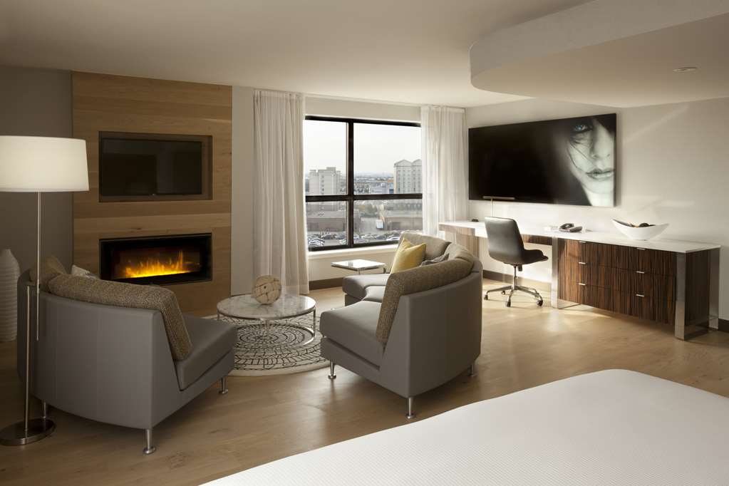 Hilton Toronto Airport Hotel & Suites Room Type - 1 KING CORNER ROOM