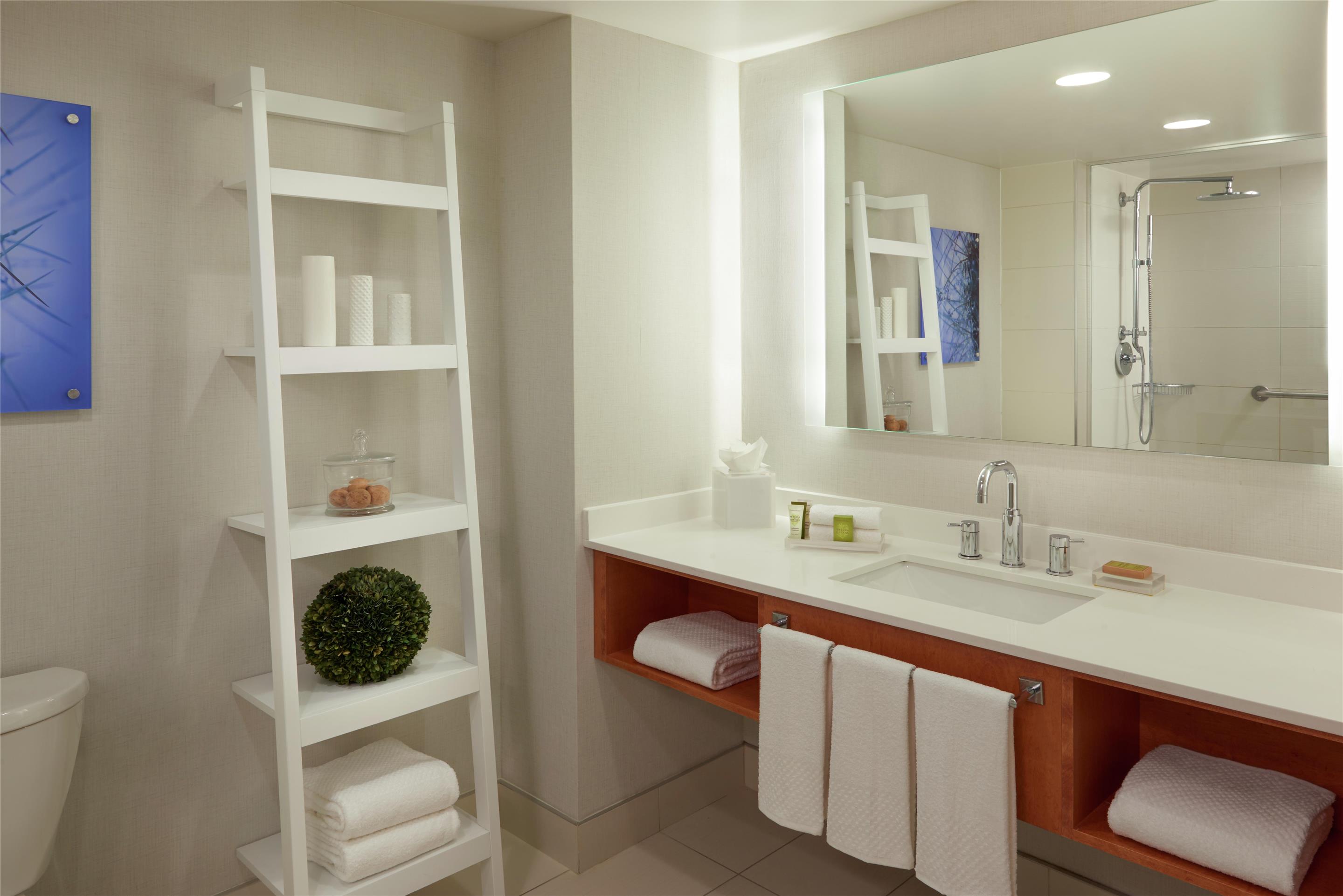 Guest room bath