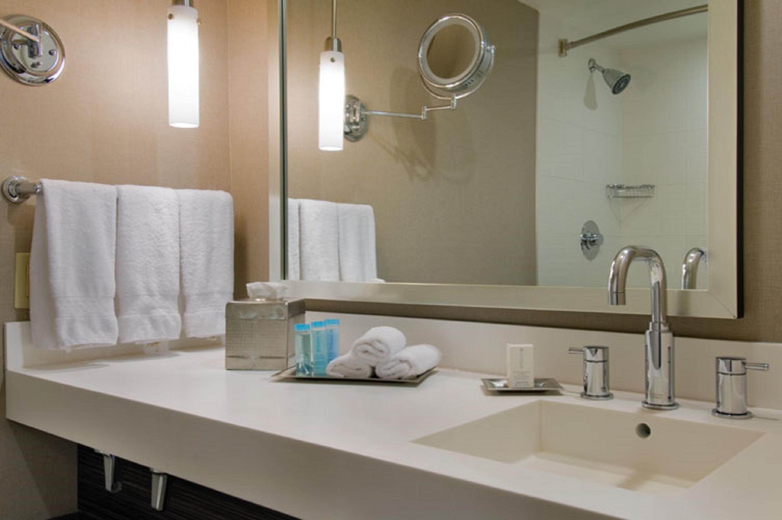 Guest room bath