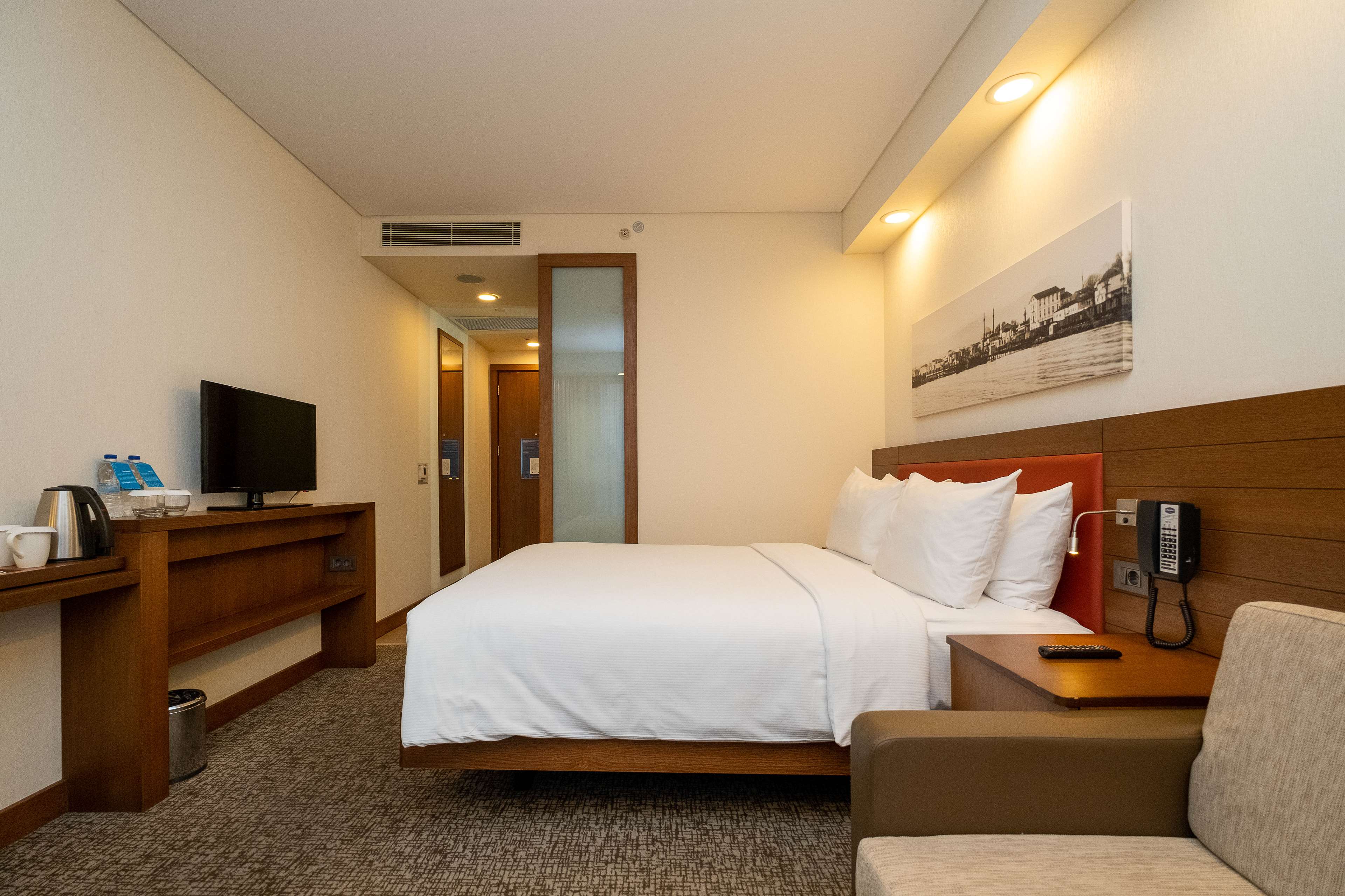HAMPTON BY HILTON SAMSUN Room Type - QUEEN RM W SOFA FRIDGE SM