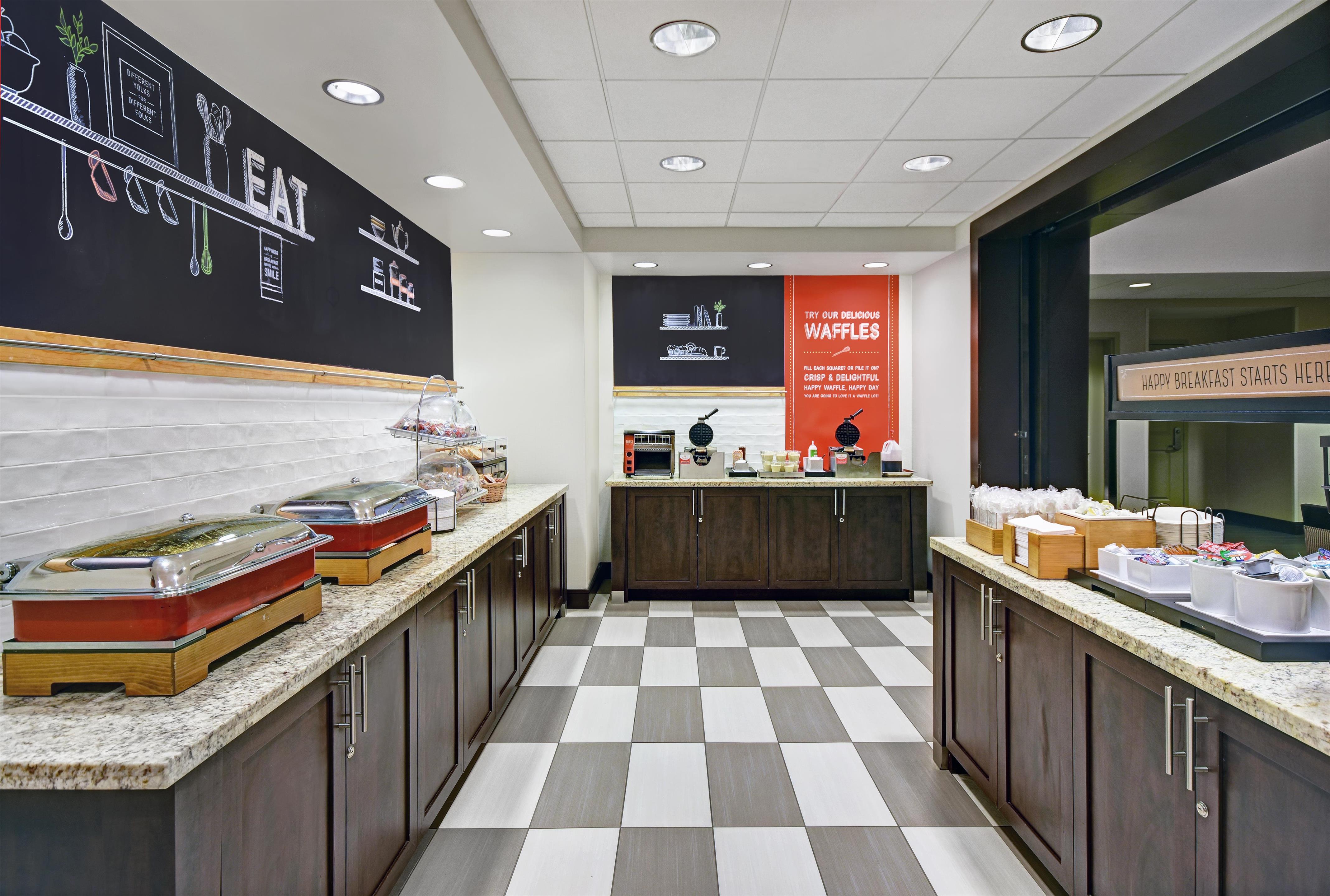 Breakfast Area | Hampton Inn & Suites Robbinsville
