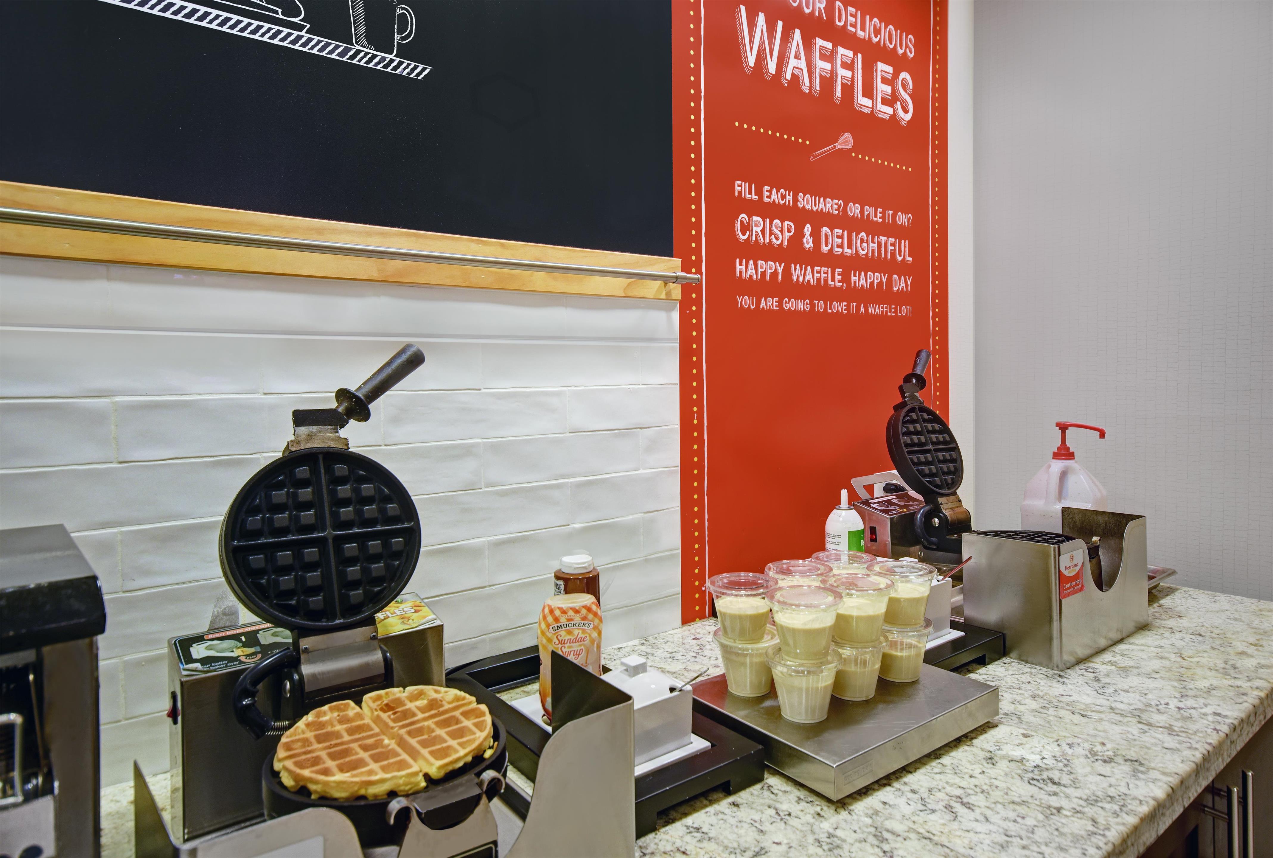 Breakfast Area | Hampton Inn & Suites Robbinsville