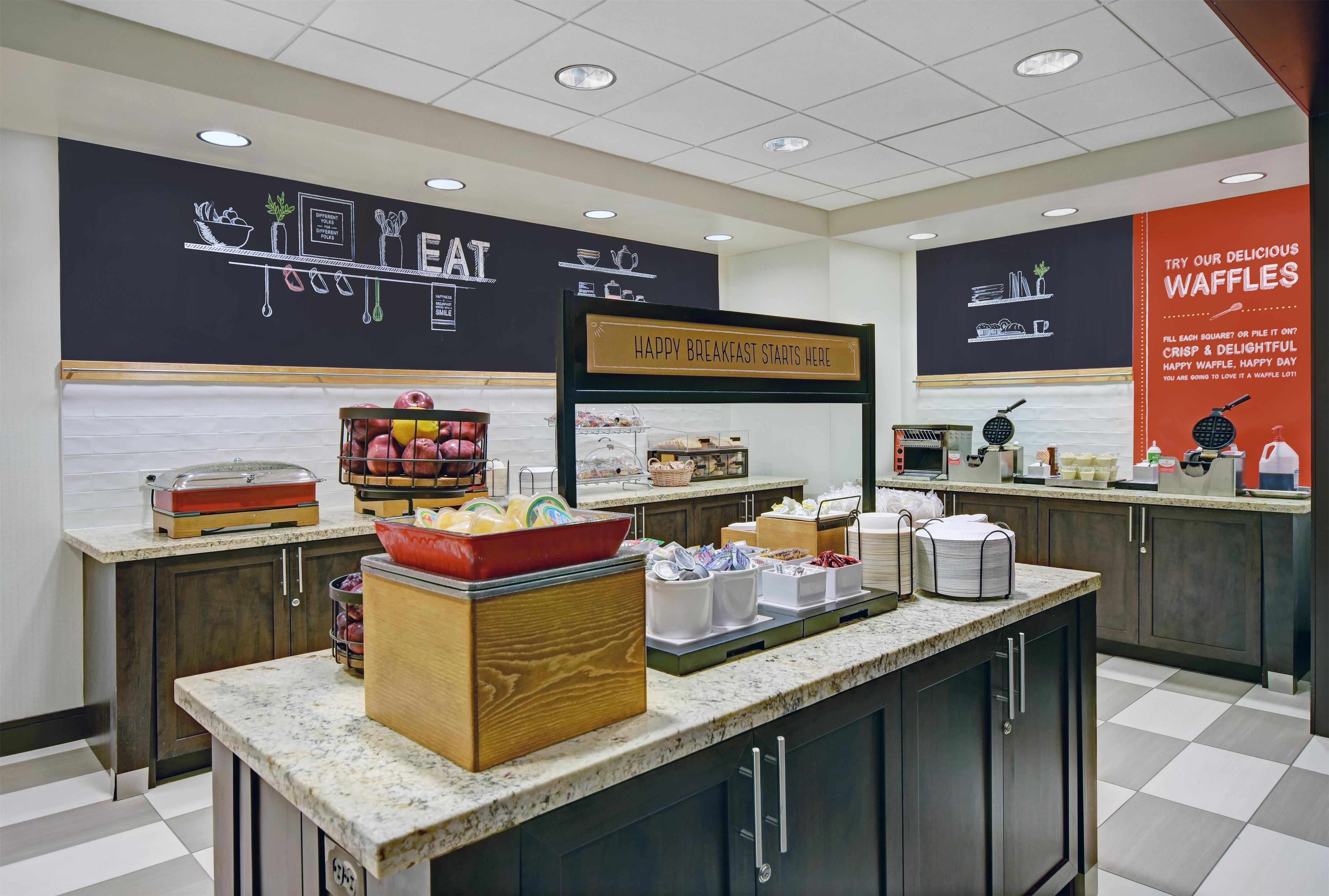Breakfast Area | Hampton Inn & Suites Robbinsville