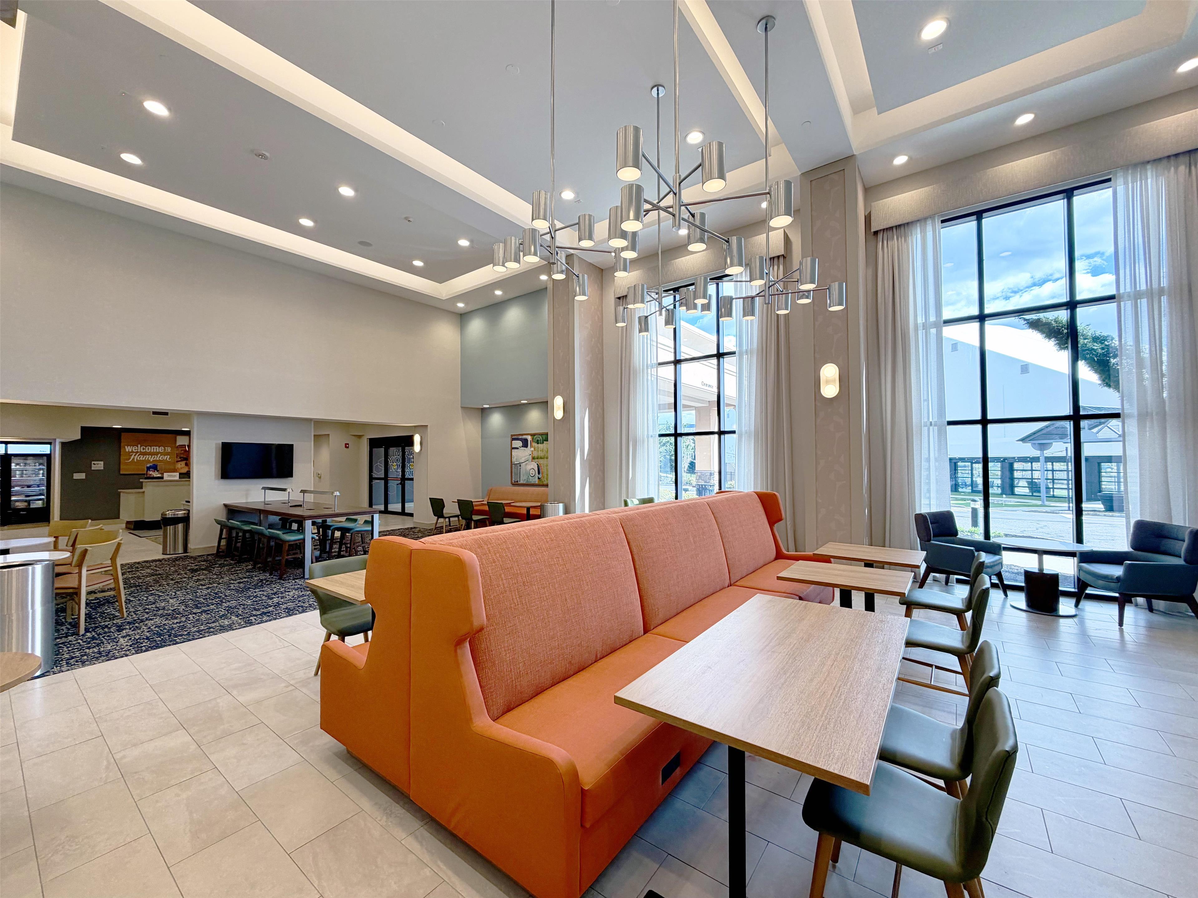 Lobby | Hampton Inn & Suites Robbinsville
