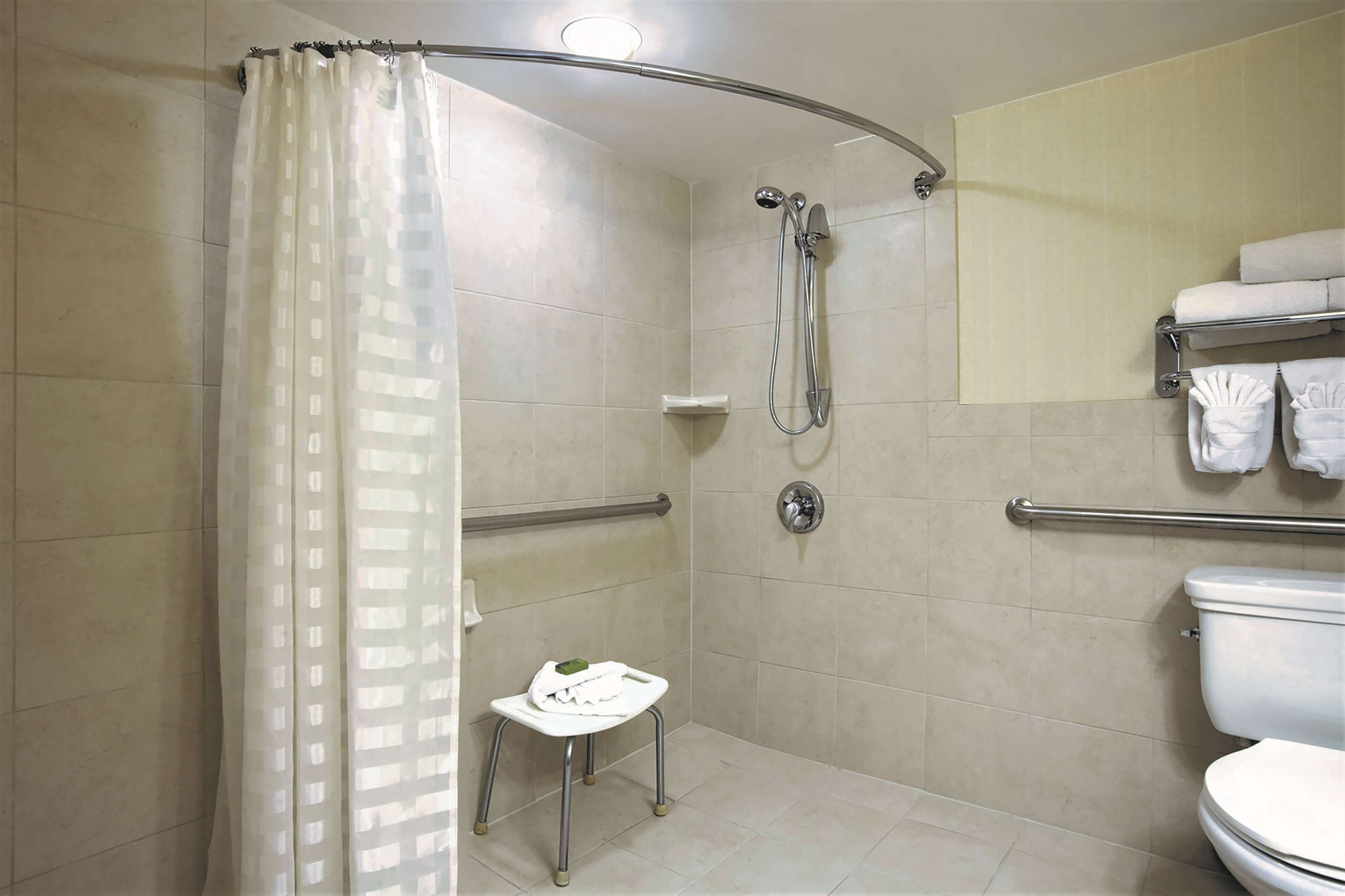 Guest room bath