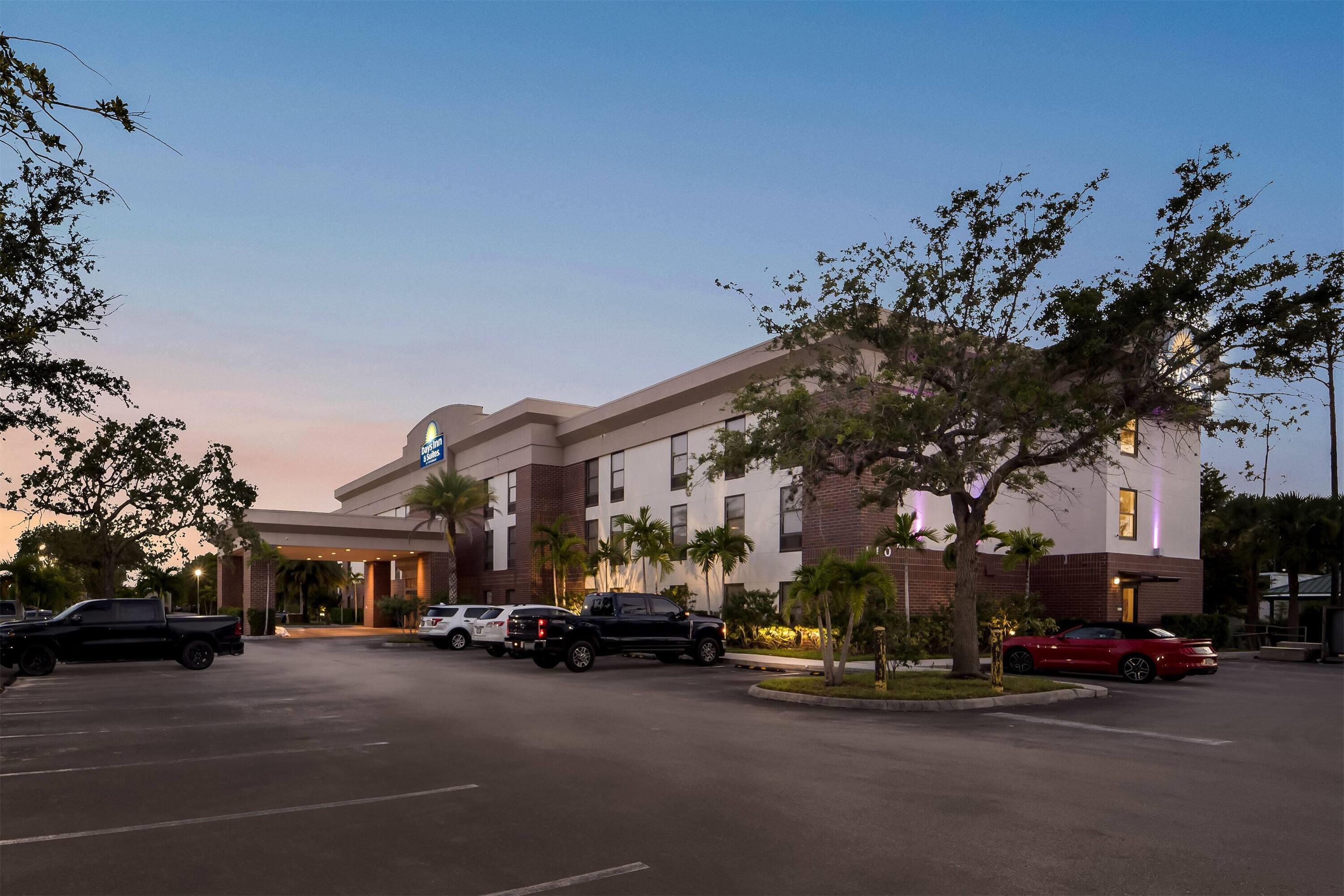 Exterior | Days Inn & Suites by Wyndham Fort Myers Near JetBlue Park