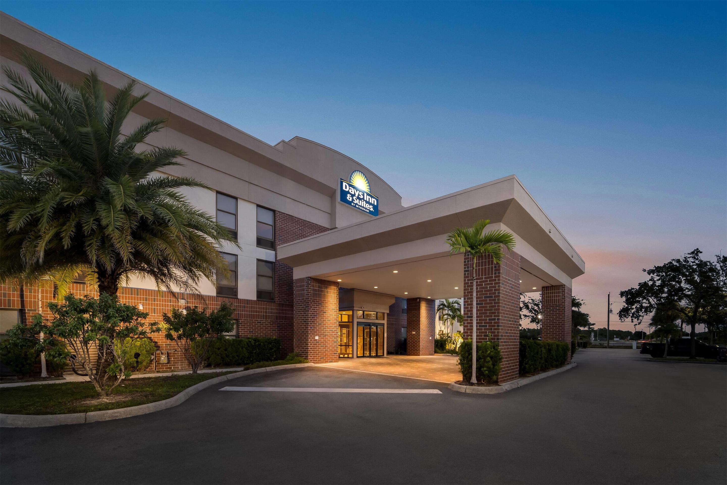 Exterior | Days Inn & Suites by Wyndham Fort Myers Near JetBlue Park