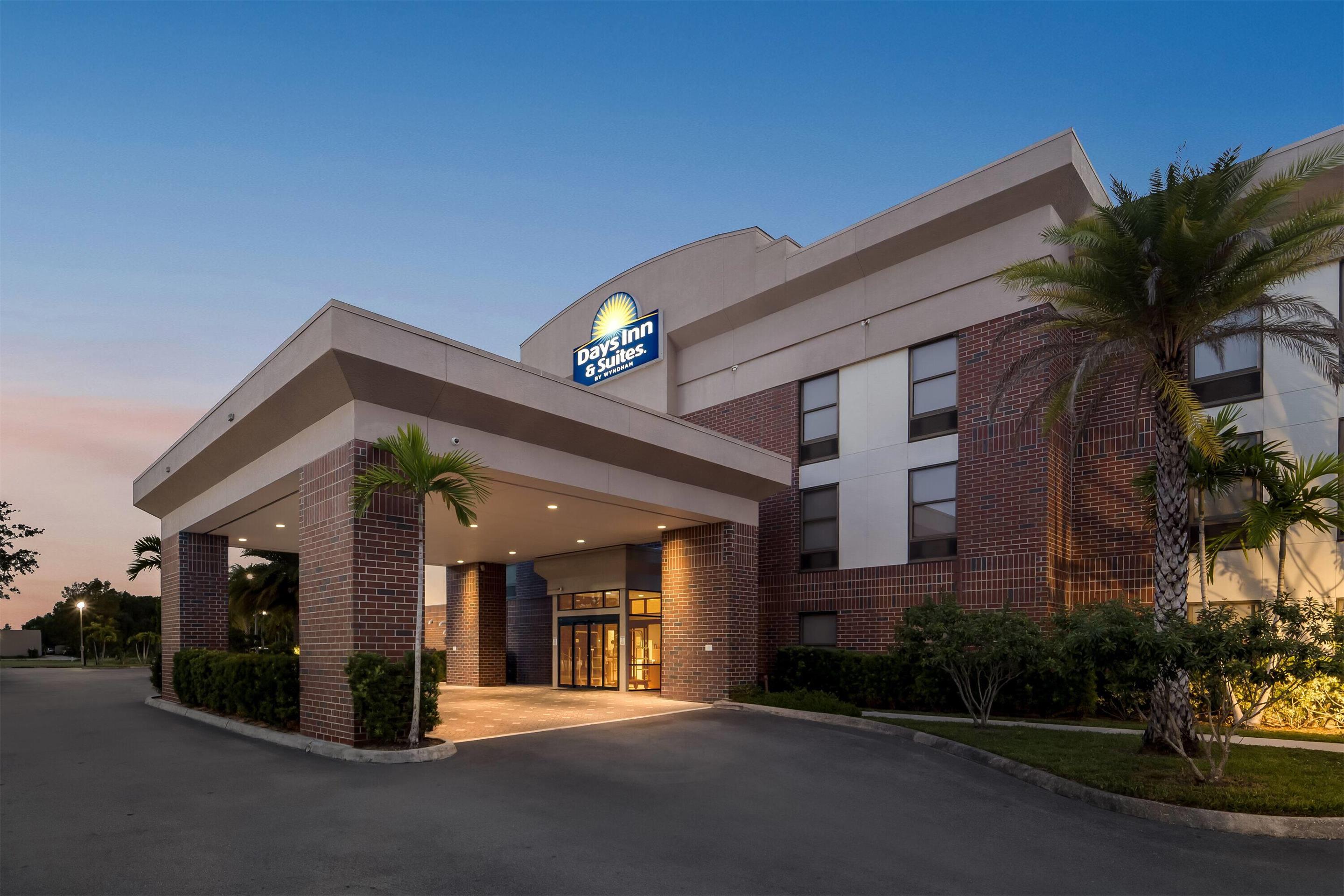 Exterior | Days Inn & Suites by Wyndham Fort Myers Near JetBlue Park