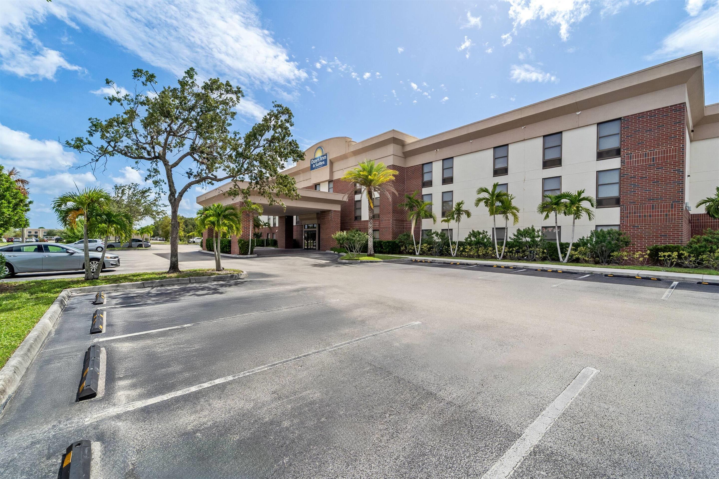Exterior | Days Inn & Suites by Wyndham Fort Myers Near JetBlue Park