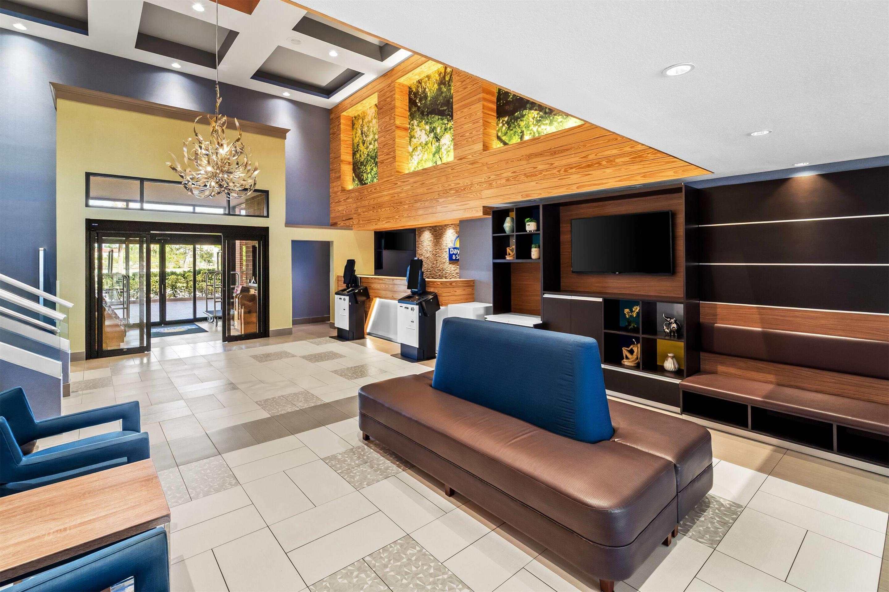 Lobby | Days Inn & Suites by Wyndham Fort Myers Near JetBlue Park